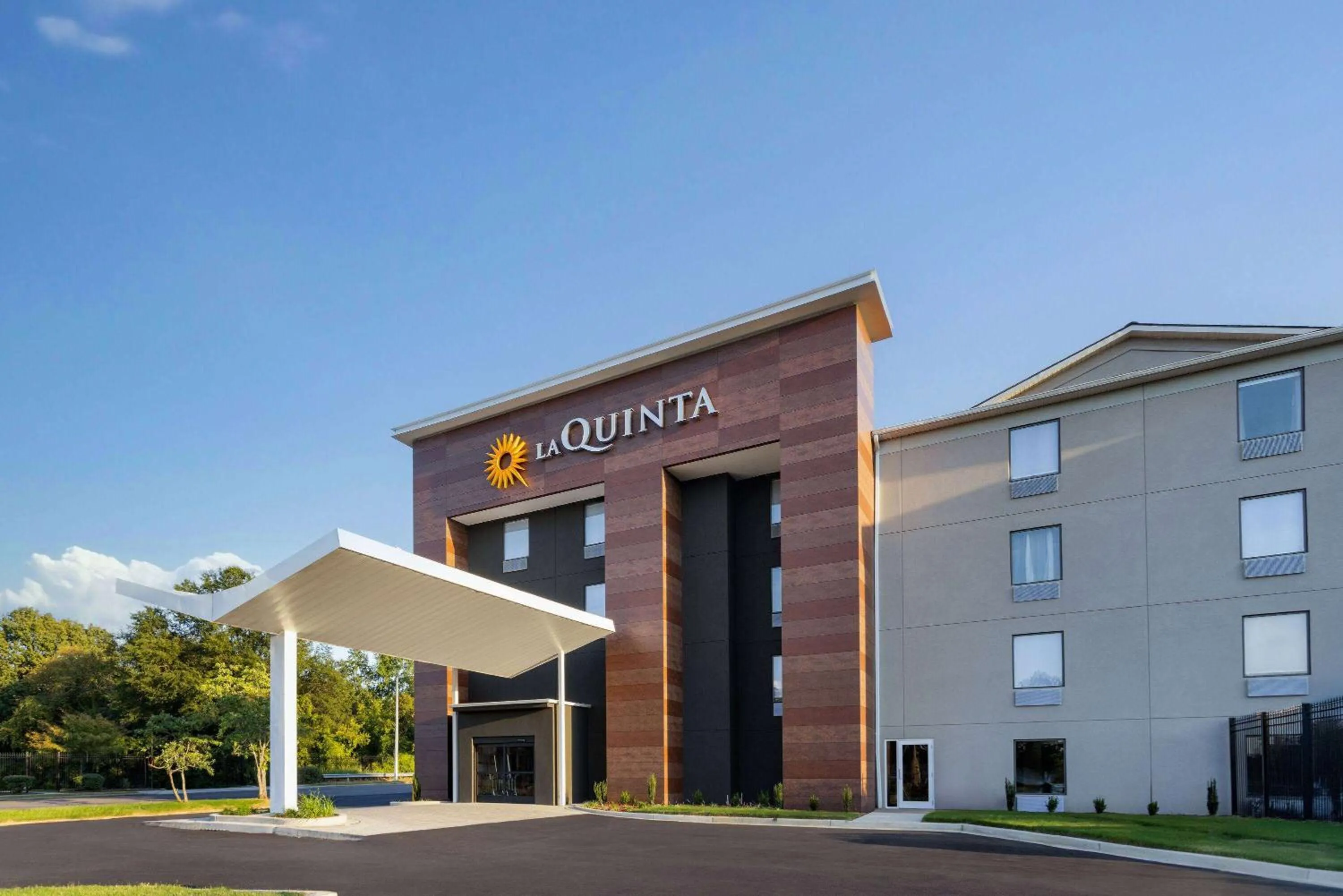 Property building in La Quinta Inn & Suites by Wyndham Memphis I-240