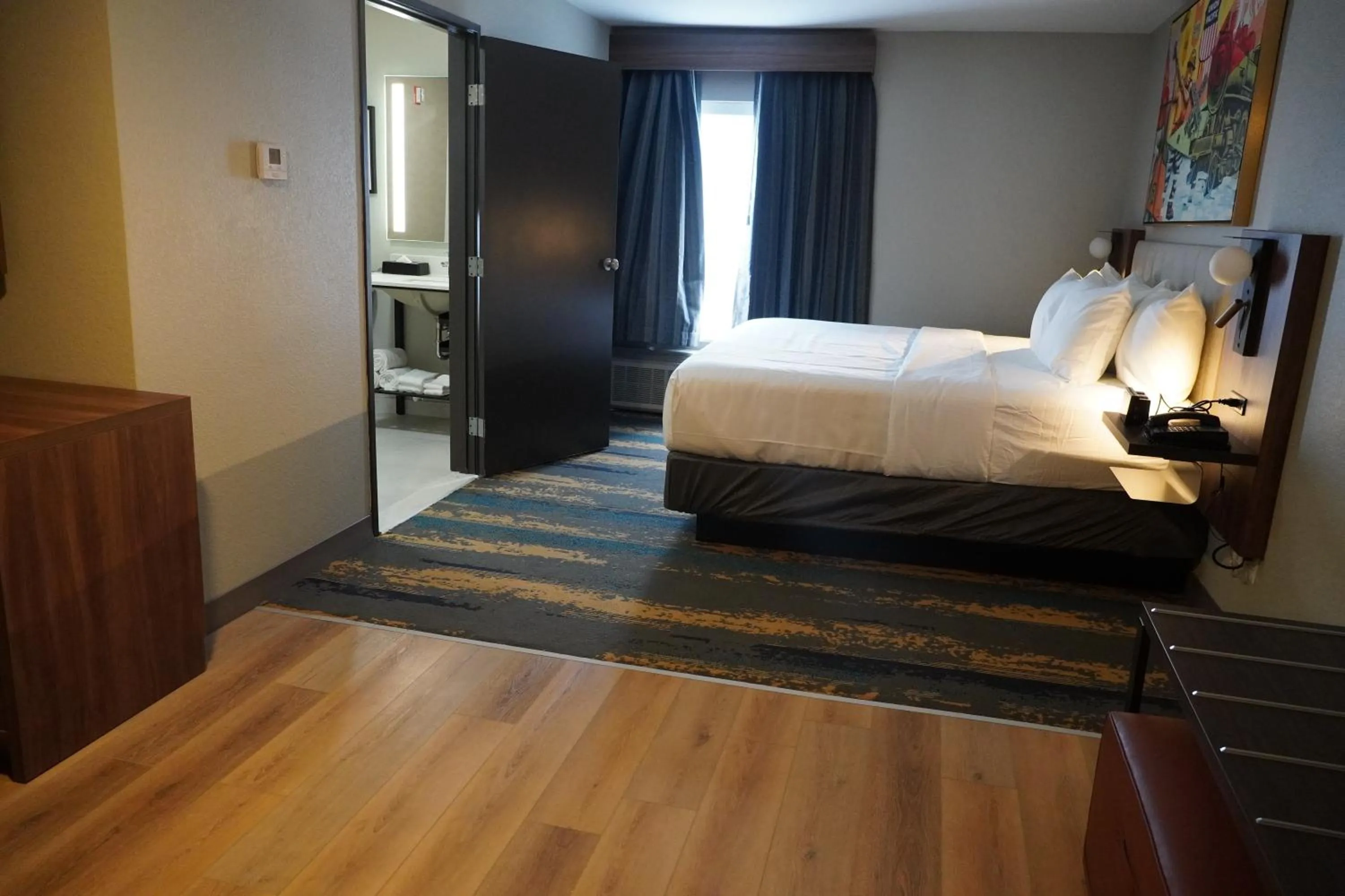 King Deluxe Room with Kitchen and Shower - Non-Smoking in La Quinta Inn & Suites by Wyndham Memphis I-240