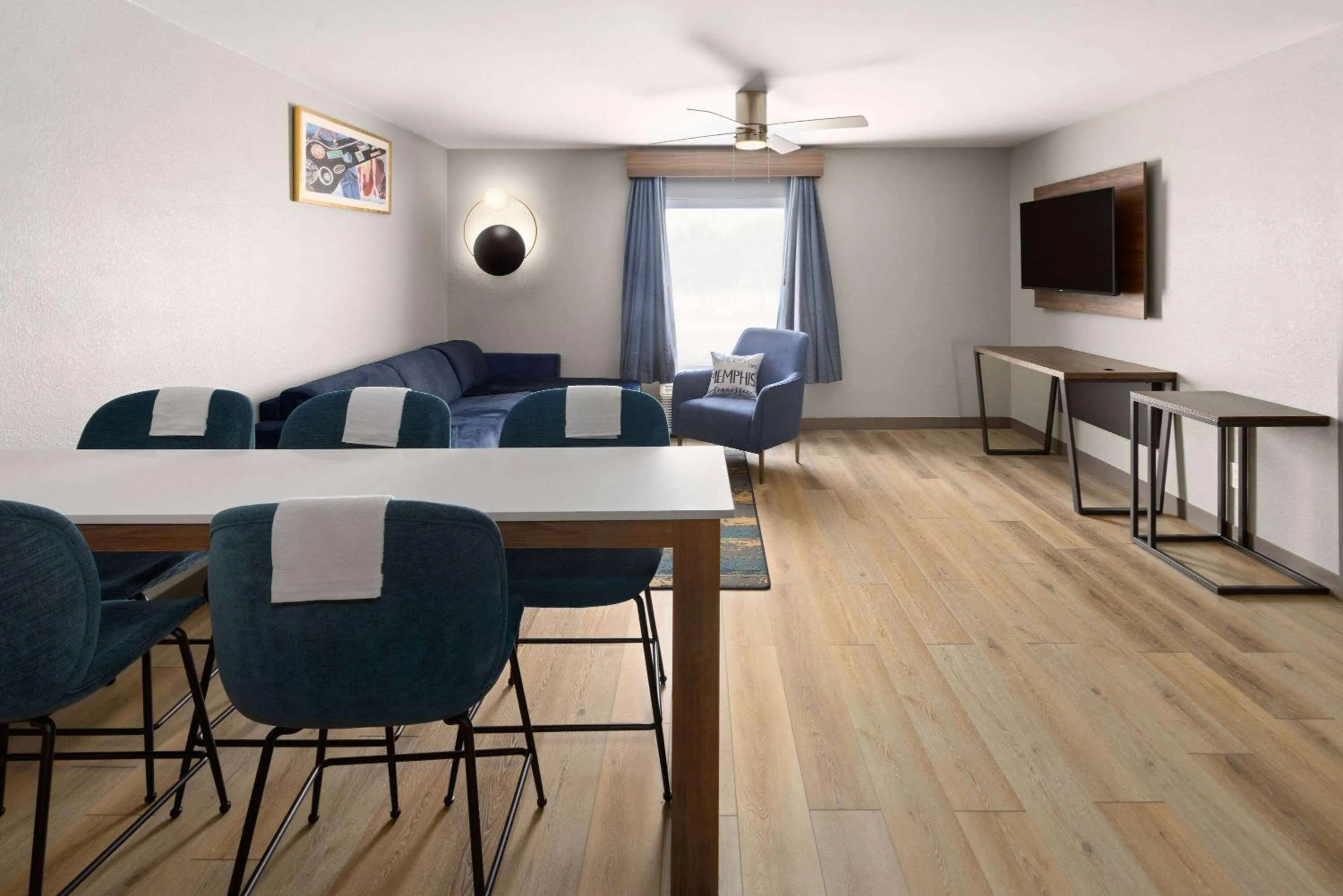 Photo of the whole room in La Quinta Inn & Suites by Wyndham Memphis I-240