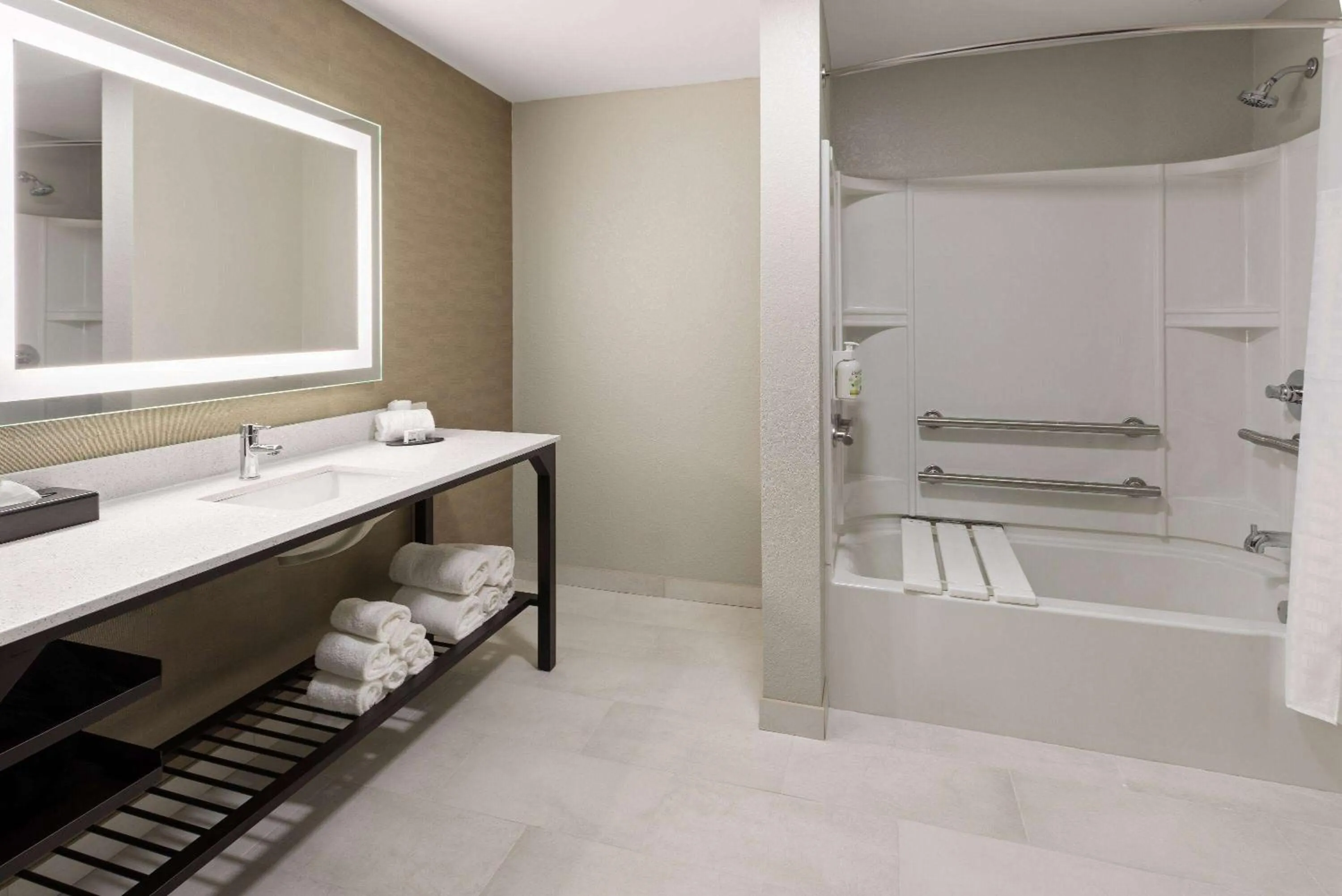 Bathroom in La Quinta Inn & Suites by Wyndham Memphis I-240