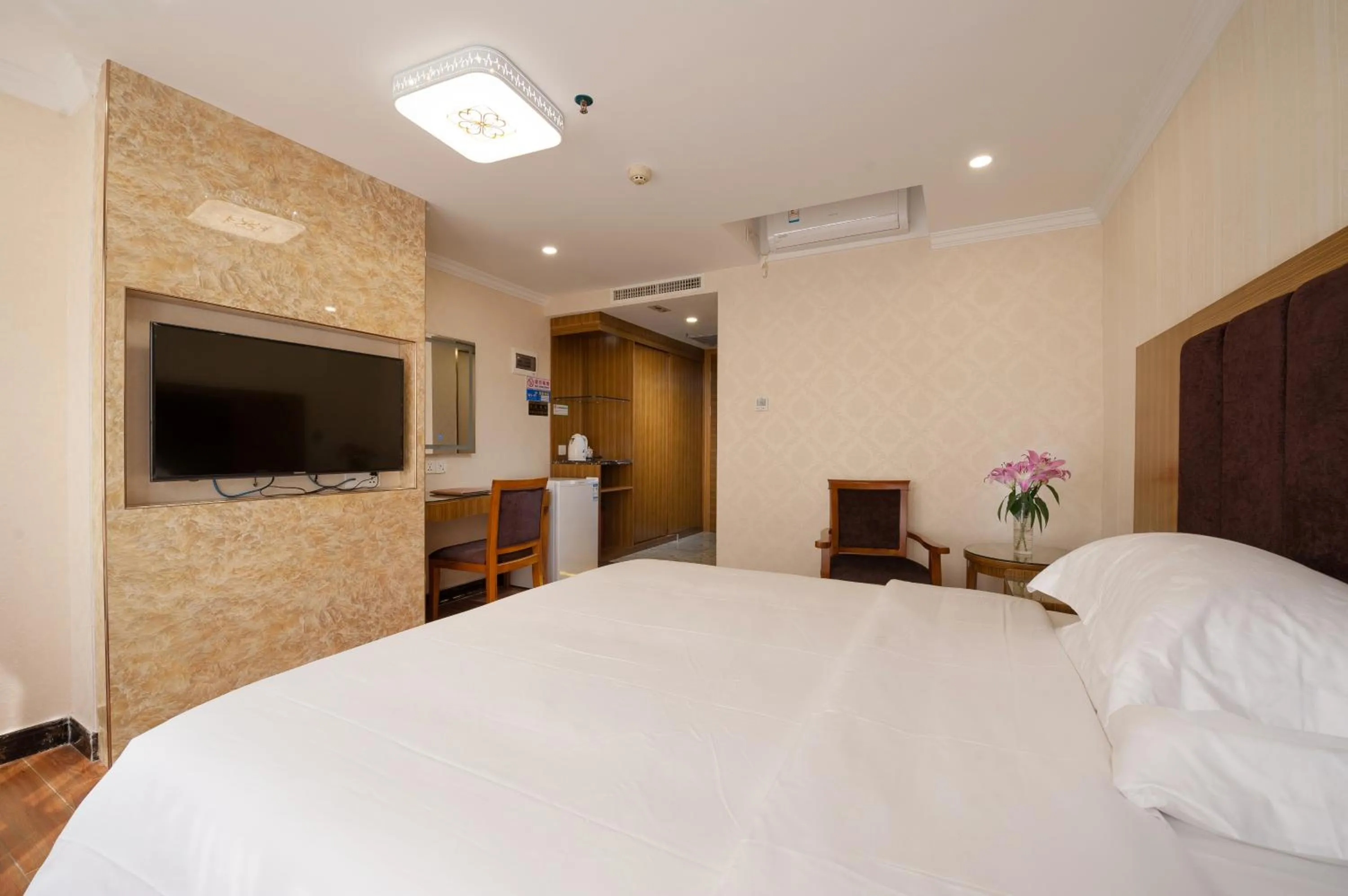 Living room, Bed in Guangzhou Compass Hotel