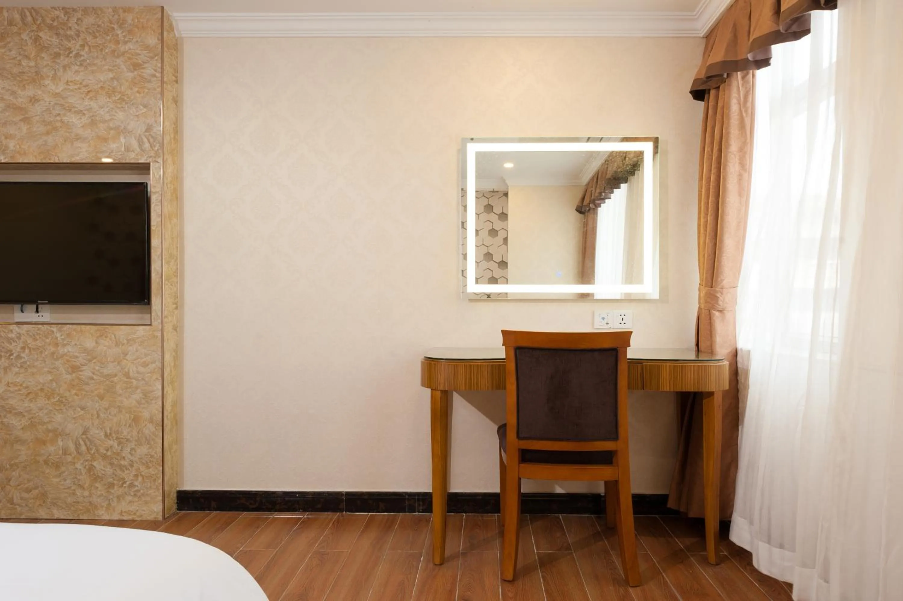 Living room, Bed in Guangzhou Compass Hotel