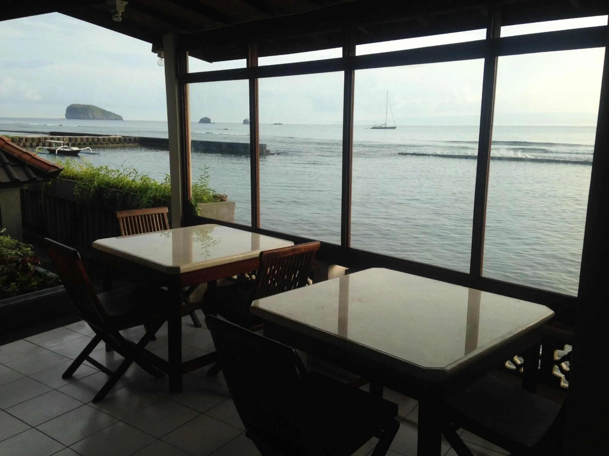 Restaurant/places to eat in Dewa Bharata Bungalows Candidasa