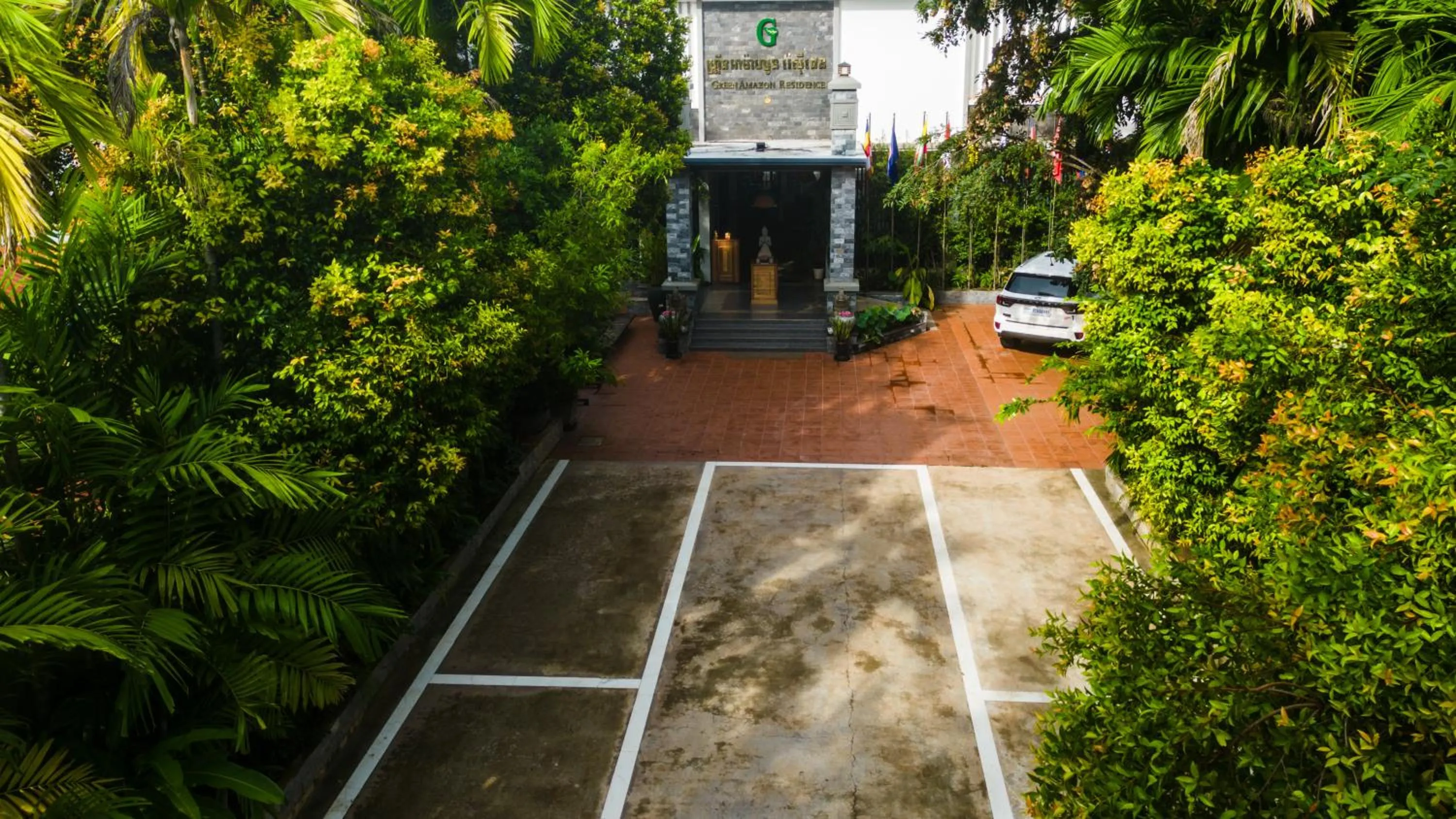 Facade/entrance in Green Amazon Residence
