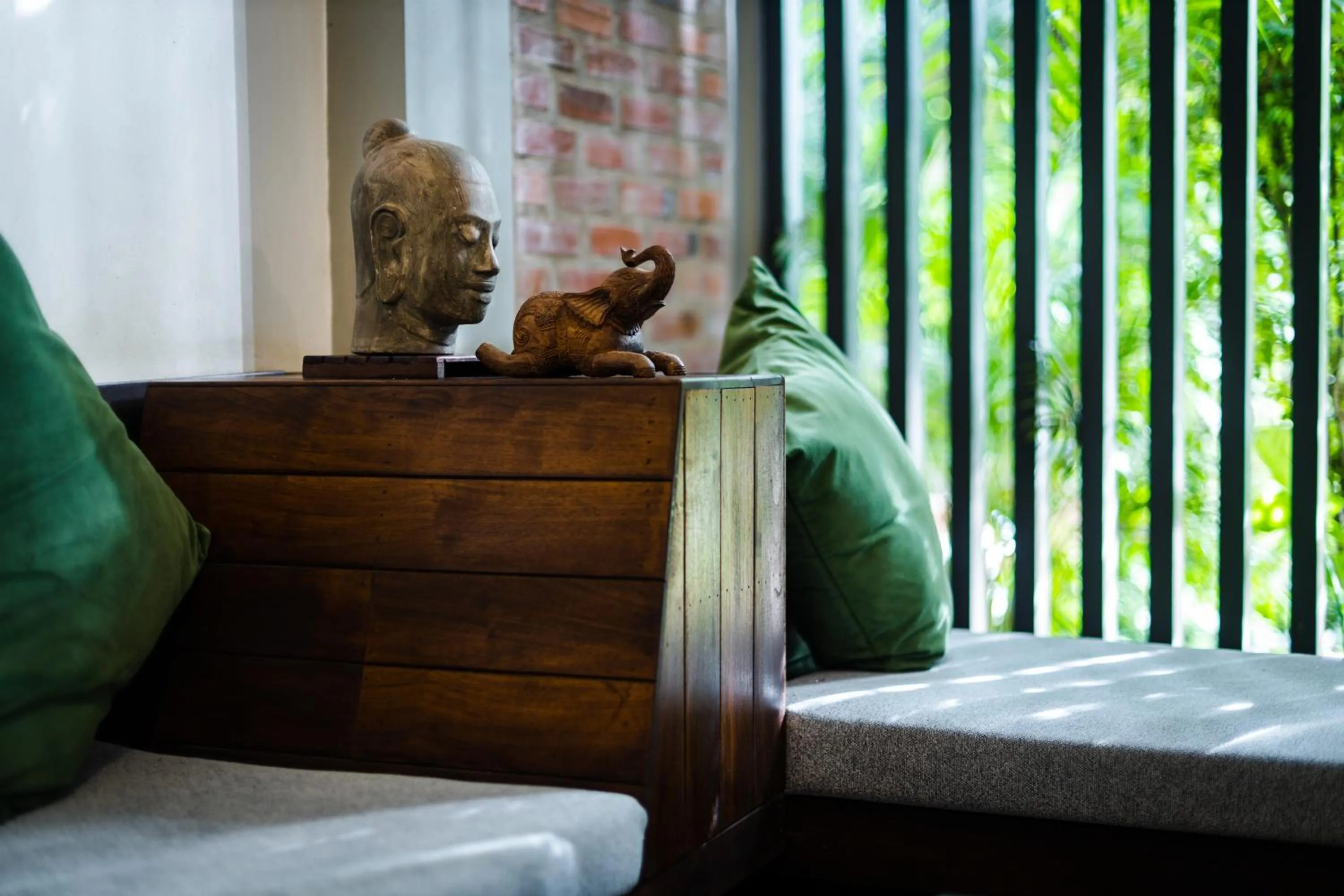 Decorative detail, Bed in Green Amazon Residence