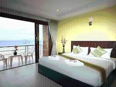 Deluxe Double or Twin Room with Sea View in Koh Kwang Seaview Deluxe Double or Twin Room with Sea View in Koh Kwang Seaview
