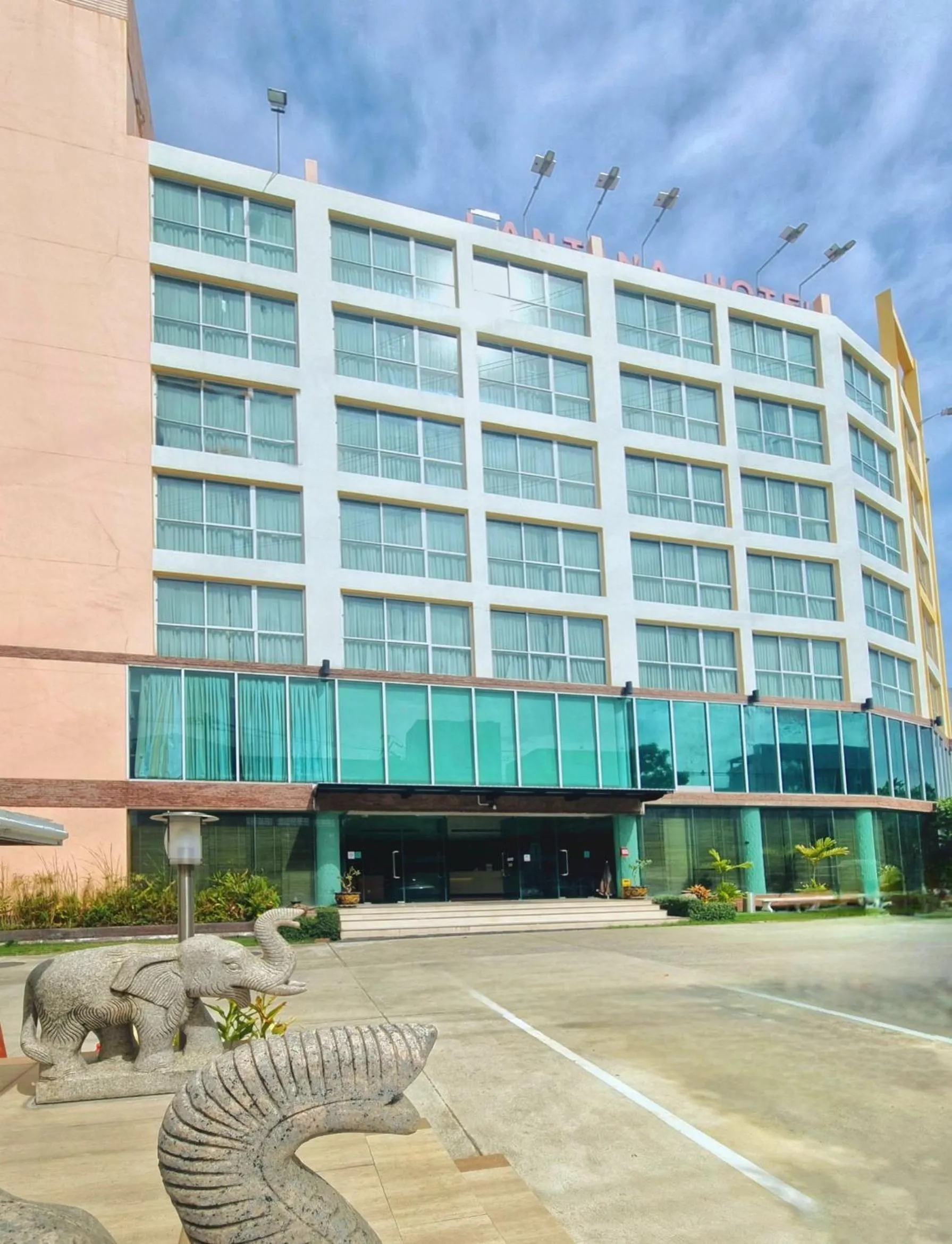 Property building in Lantana Resort Hotel Bangkok