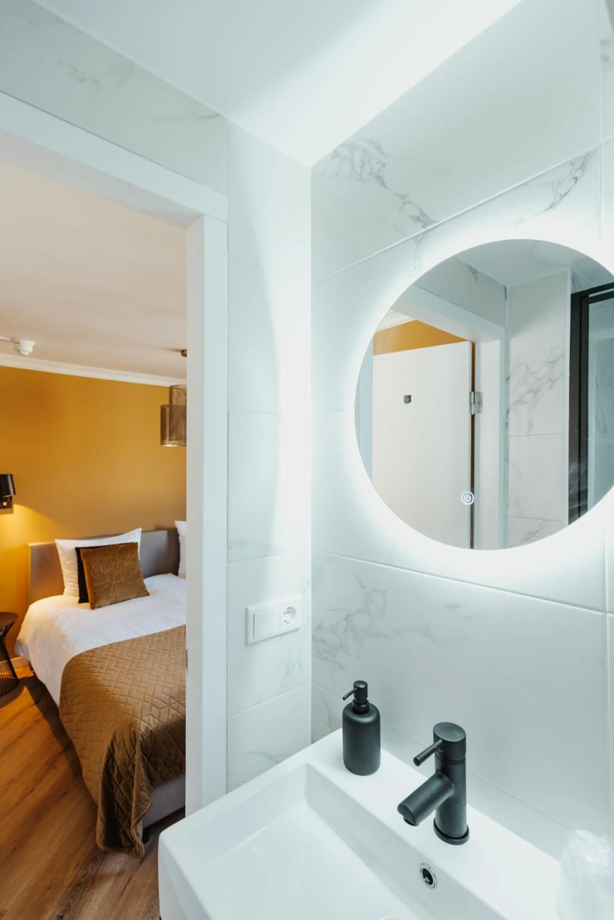 Bathroom, Bed in Hotel Janssen