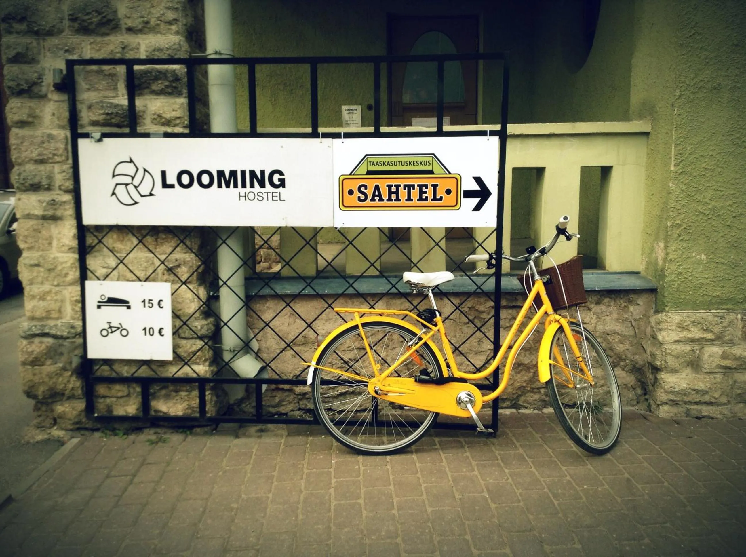 Facade/entrance in Looming Hostel
