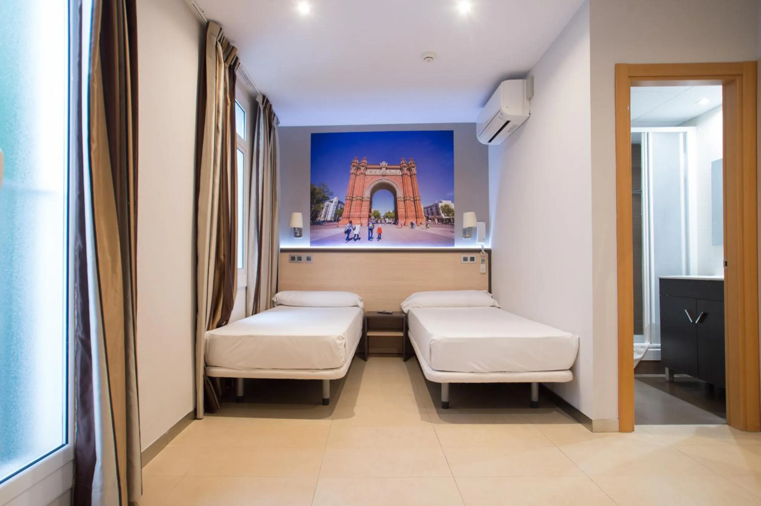 Photo of the whole room, Bed in Hostal Las Flores Ramblas