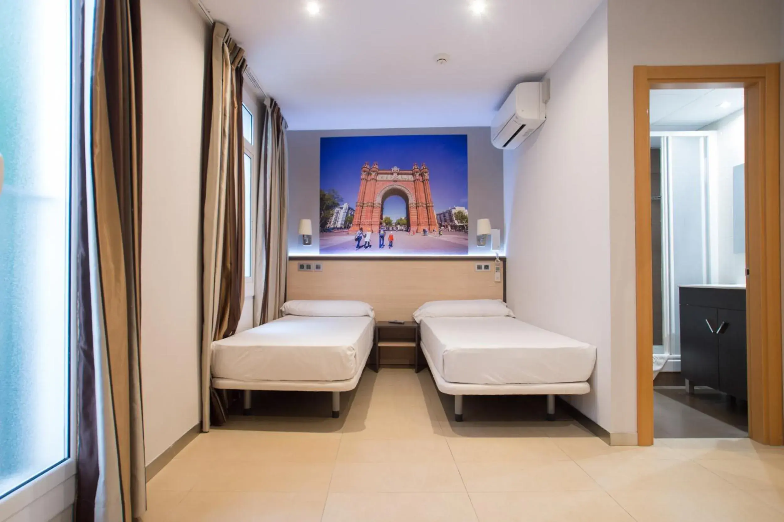 Double or Twin Room with Extra Bed in Hostal Las Flores Ramblas Double or Twin Room with Extra Bed in Hostal Las Flores Ramblas