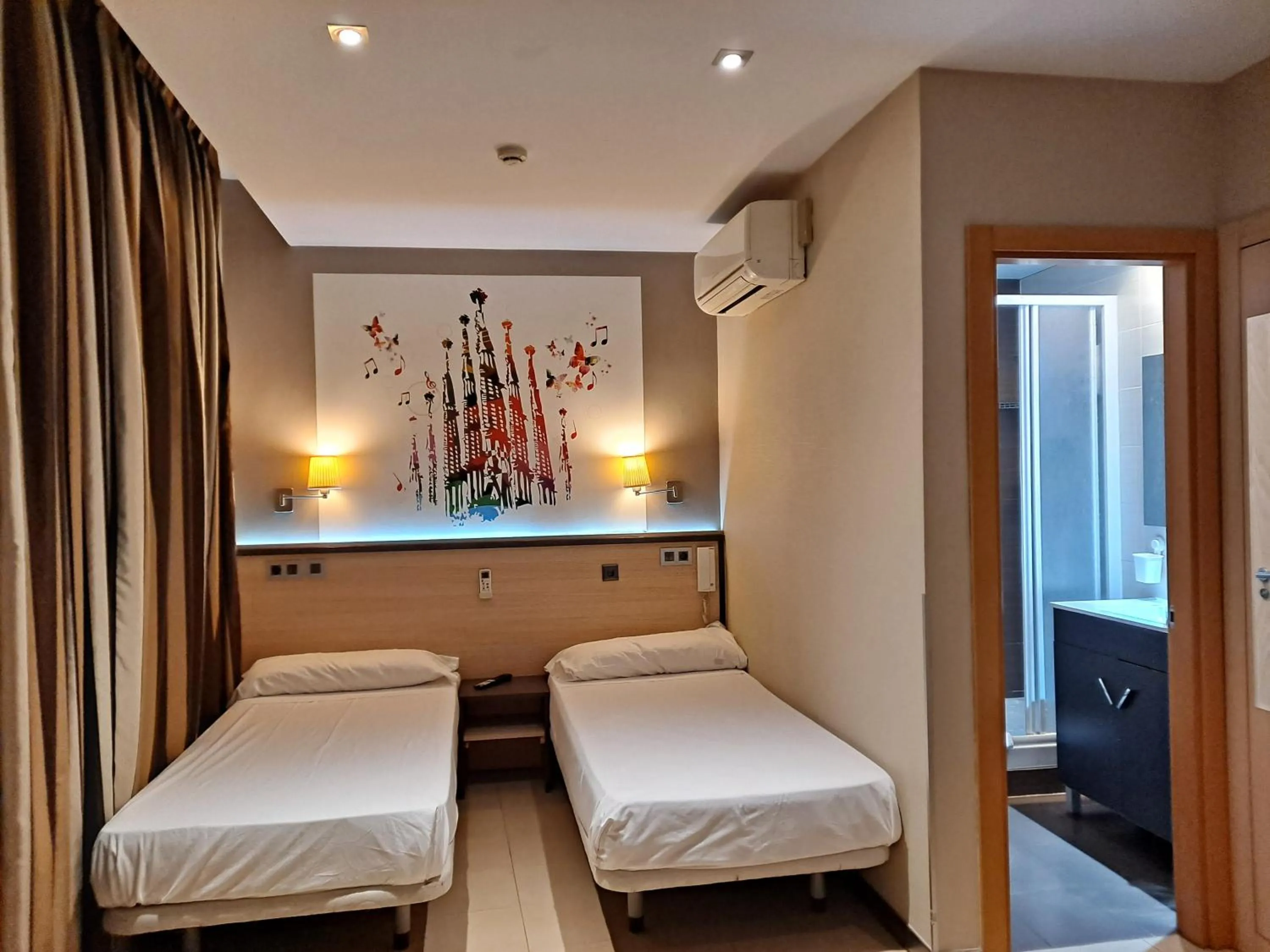 Bedroom, Bed in Hostal Las Flores Ramblas