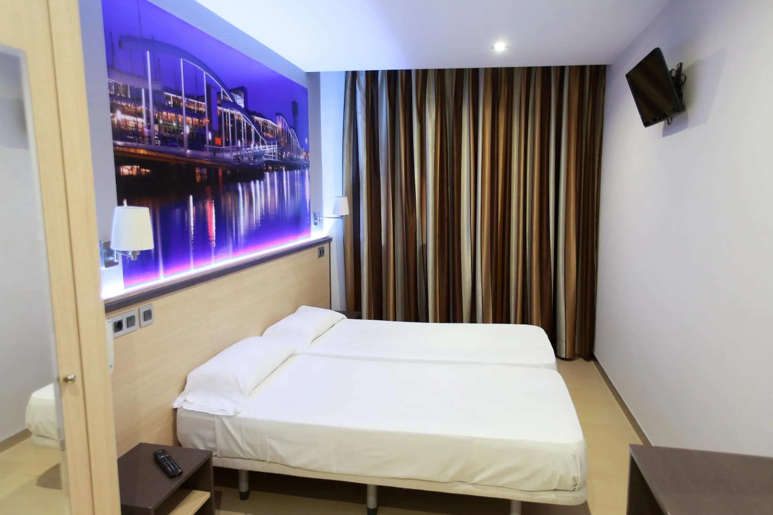 Bedroom, Bed in Hostal Las Flores Ramblas