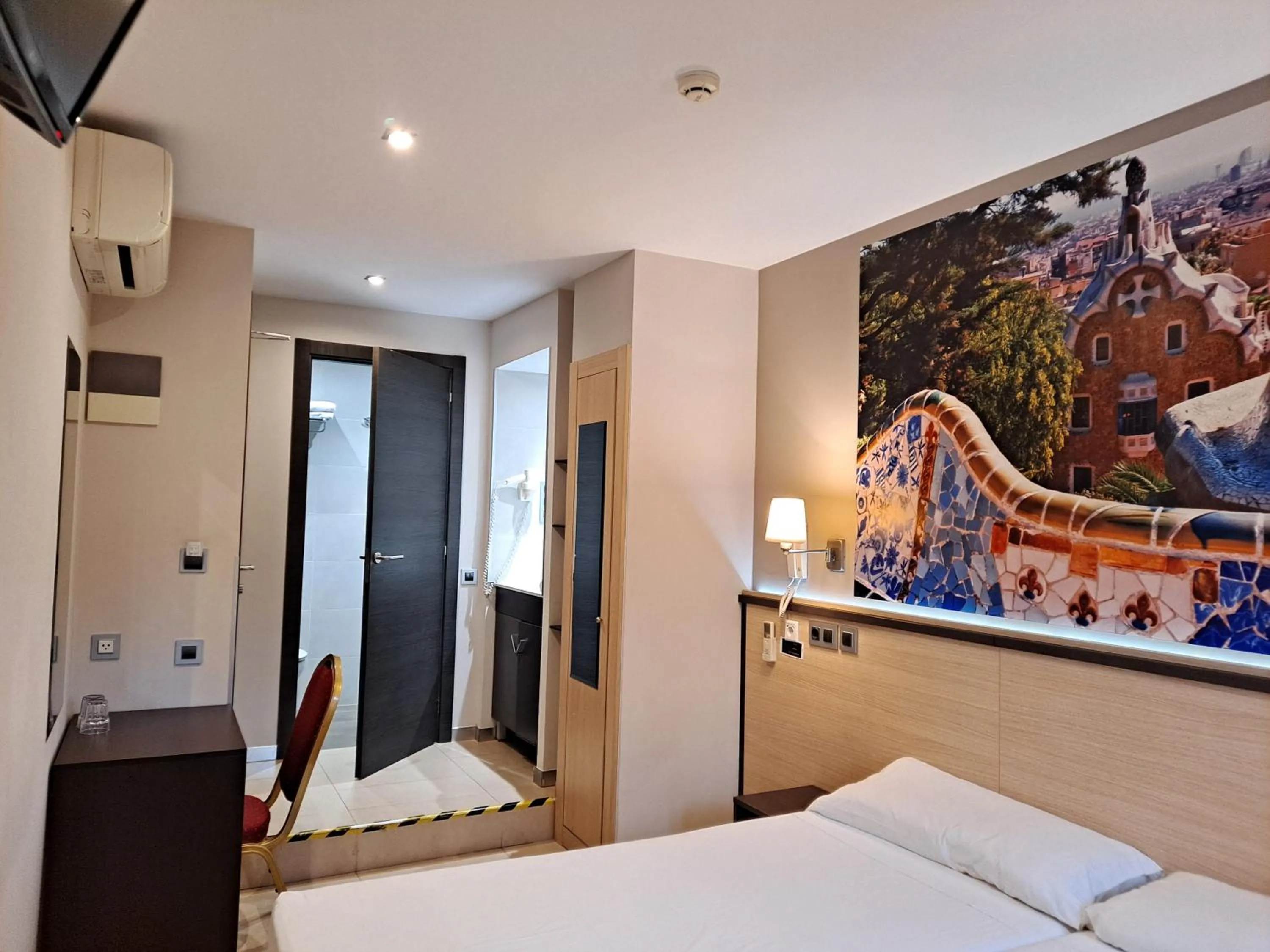 Photo of the whole room, Bed in Hostal Las Flores Ramblas