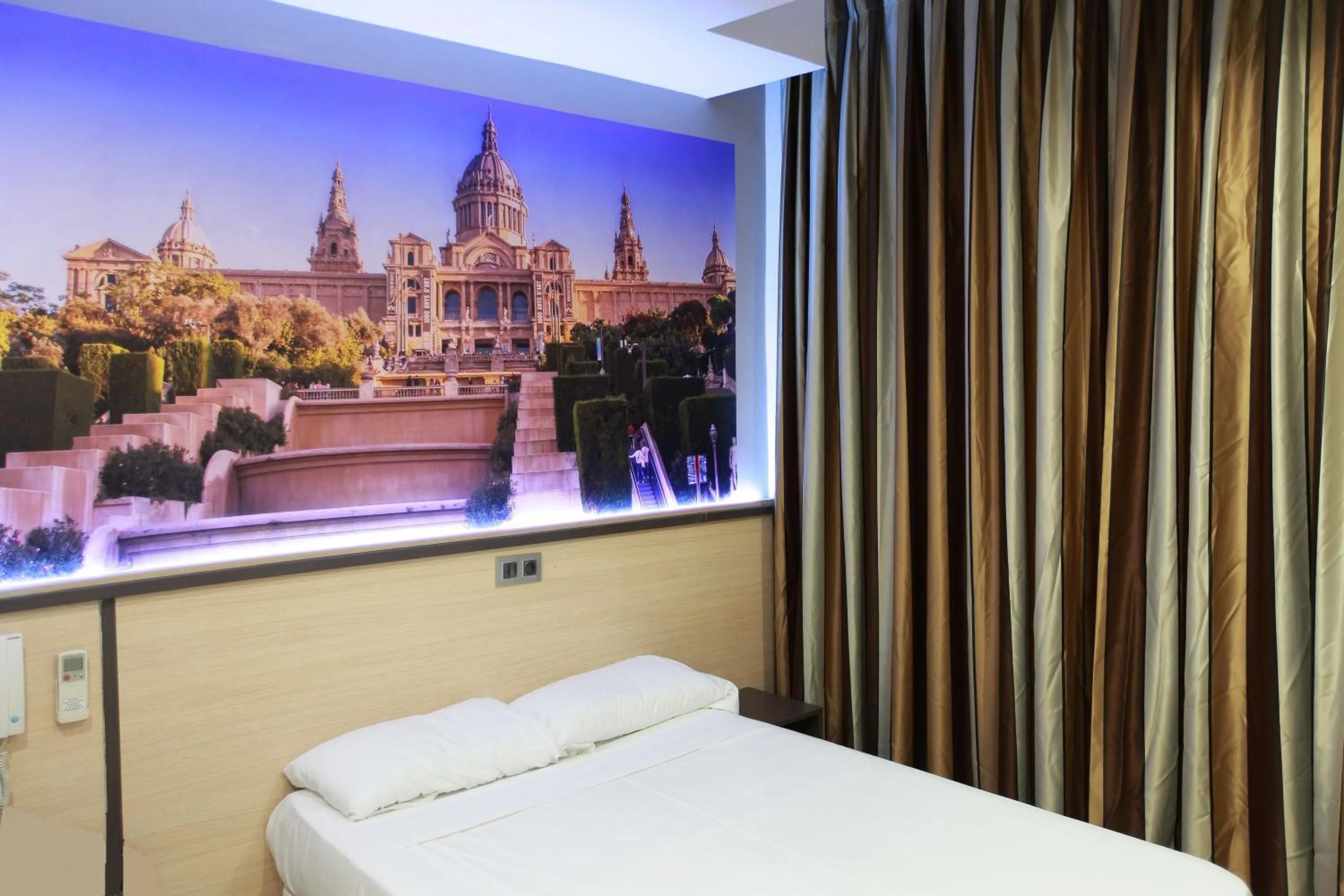 Bedroom, Bed in Hostal Las Flores Ramblas