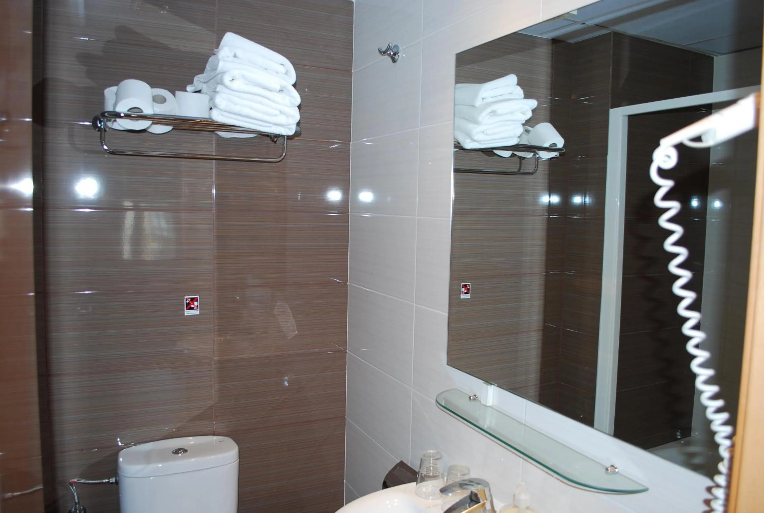 Bathroom in Hostal Las Flores Ramblas