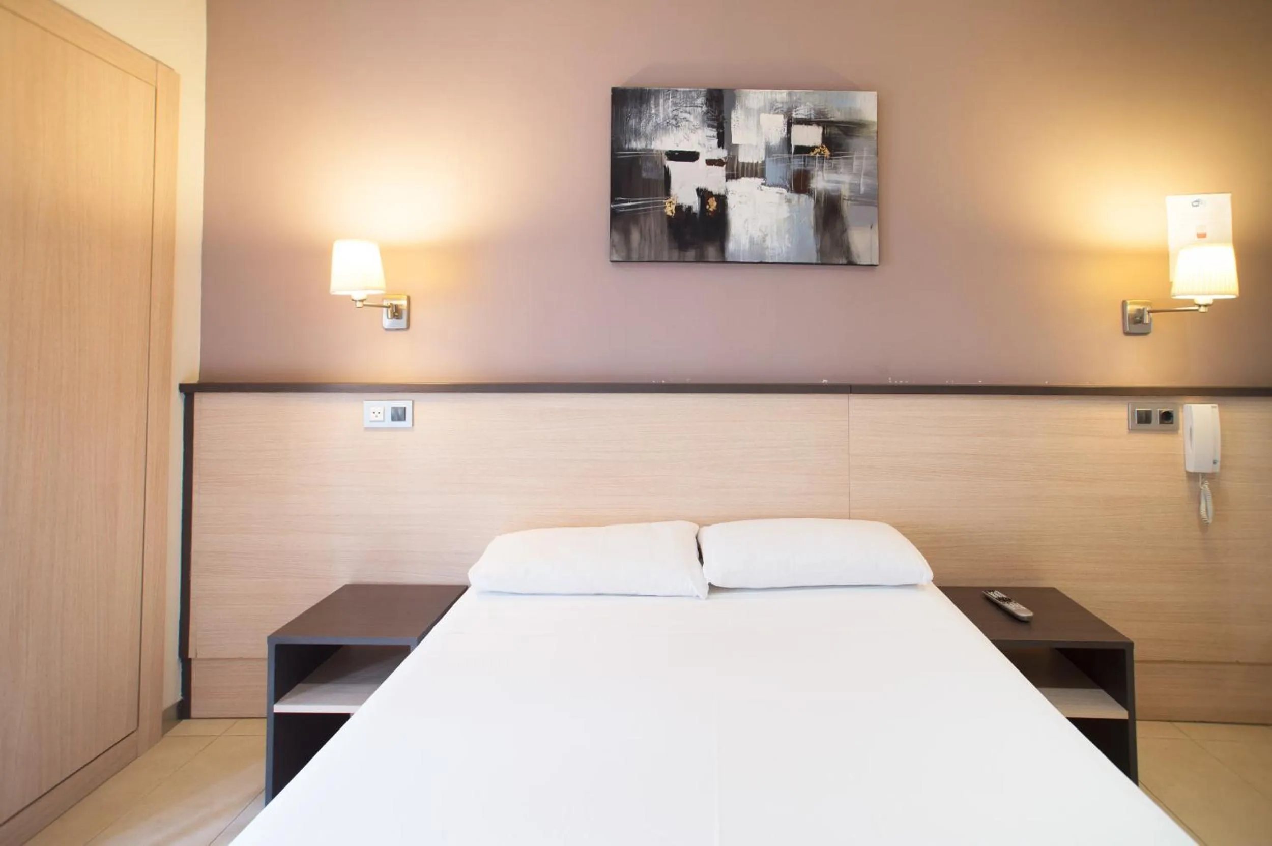 Bed in Hostal Las Flores Ramblas