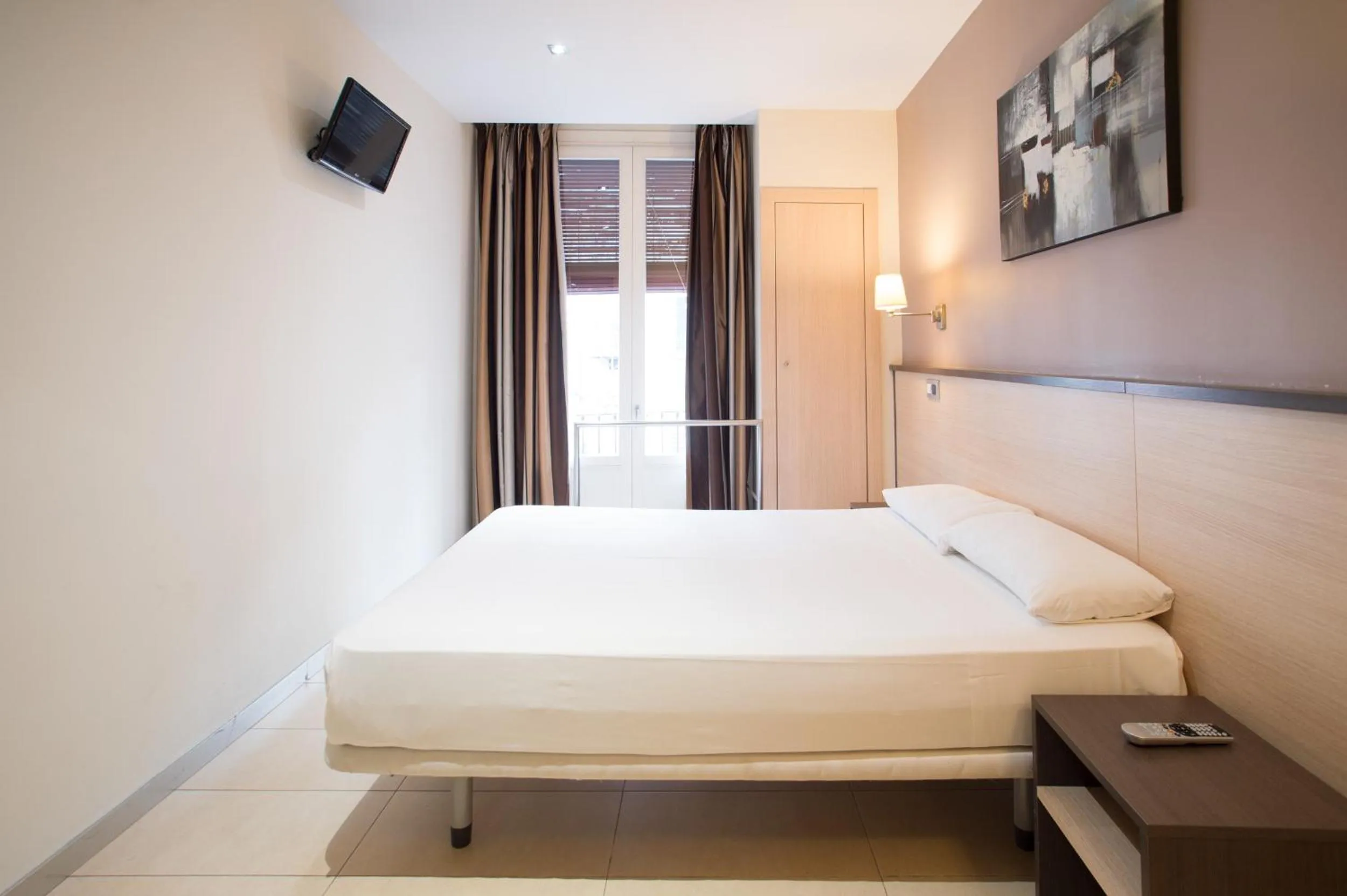 Day, Bed in Hostal Las Flores Ramblas