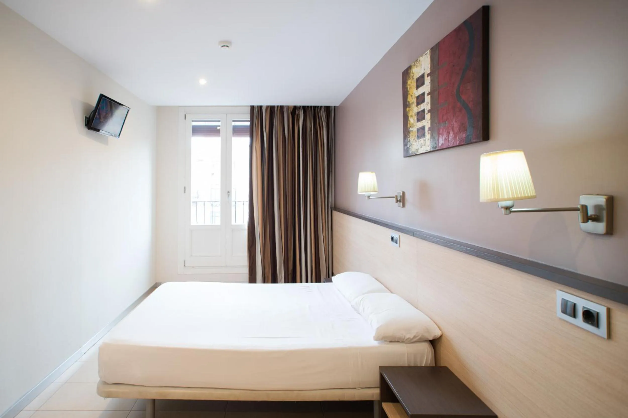 Day, Bed in Hostal Las Flores Ramblas