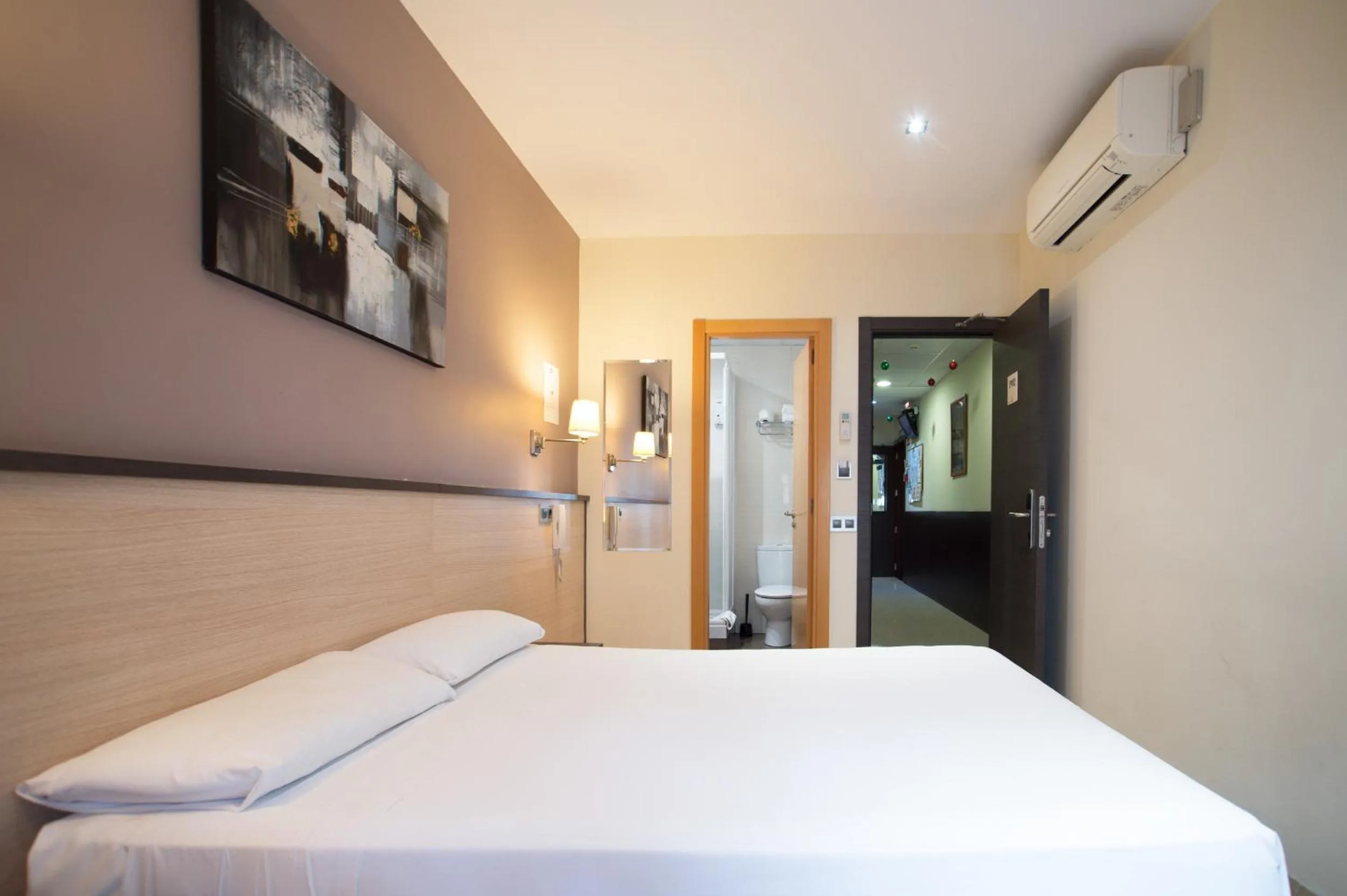 Photo of the whole room, Bed in Hostal Las Flores Ramblas