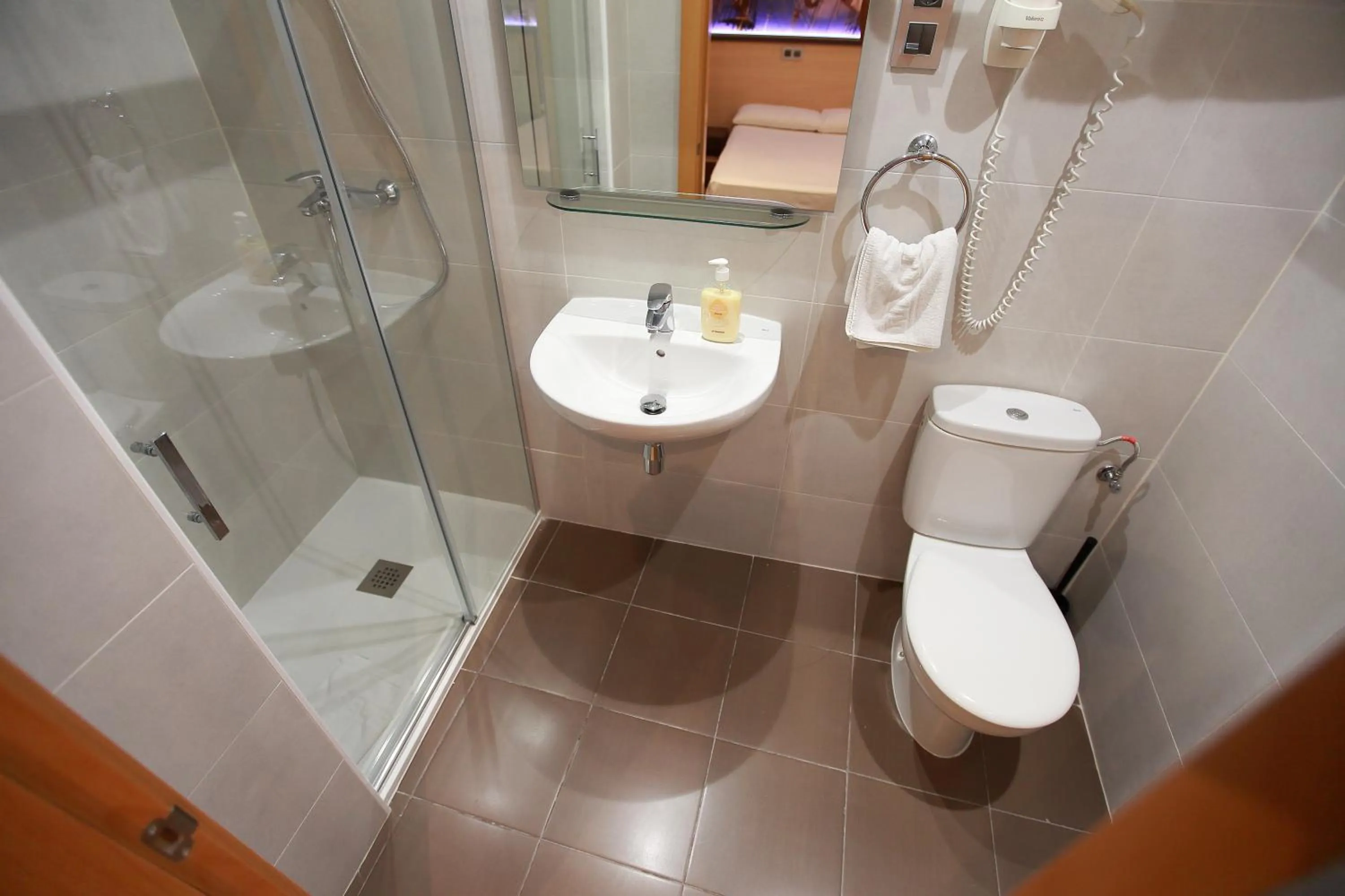 Bathroom in Hostal Las Flores Ramblas