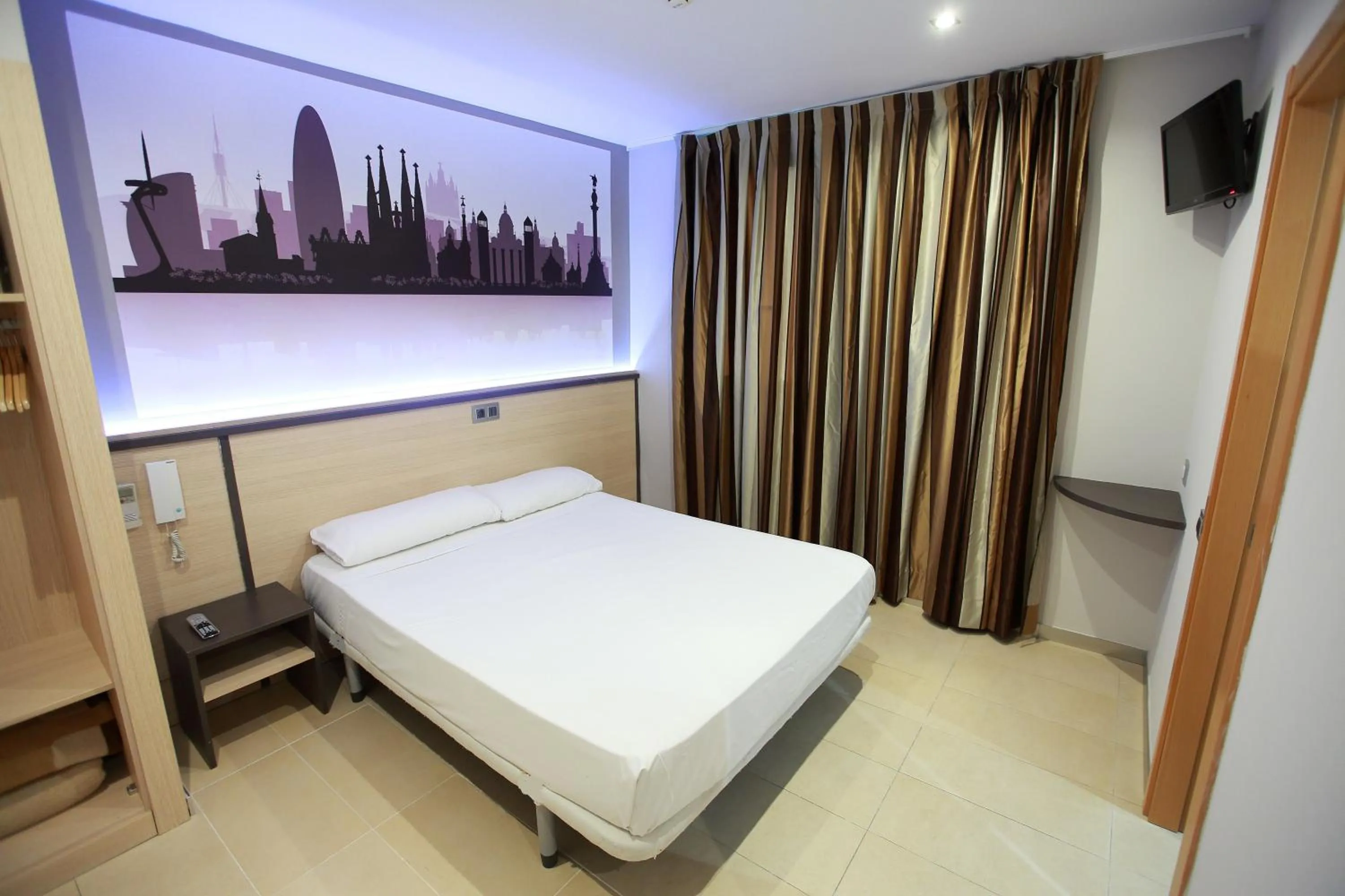 Bedroom, Bed in Hostal Las Flores Ramblas