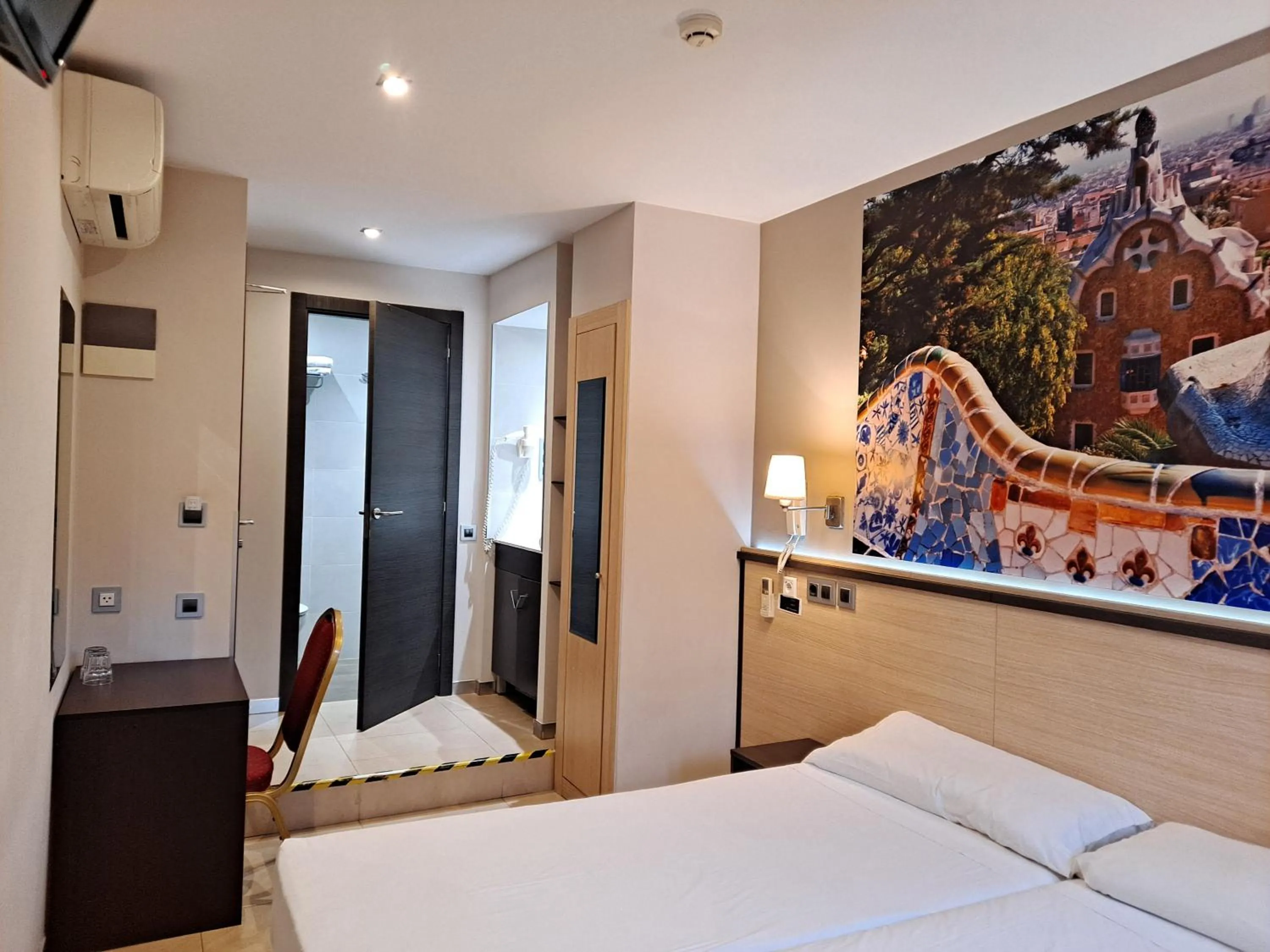 Photo of the whole room, Bed in Hostal Las Flores Ramblas