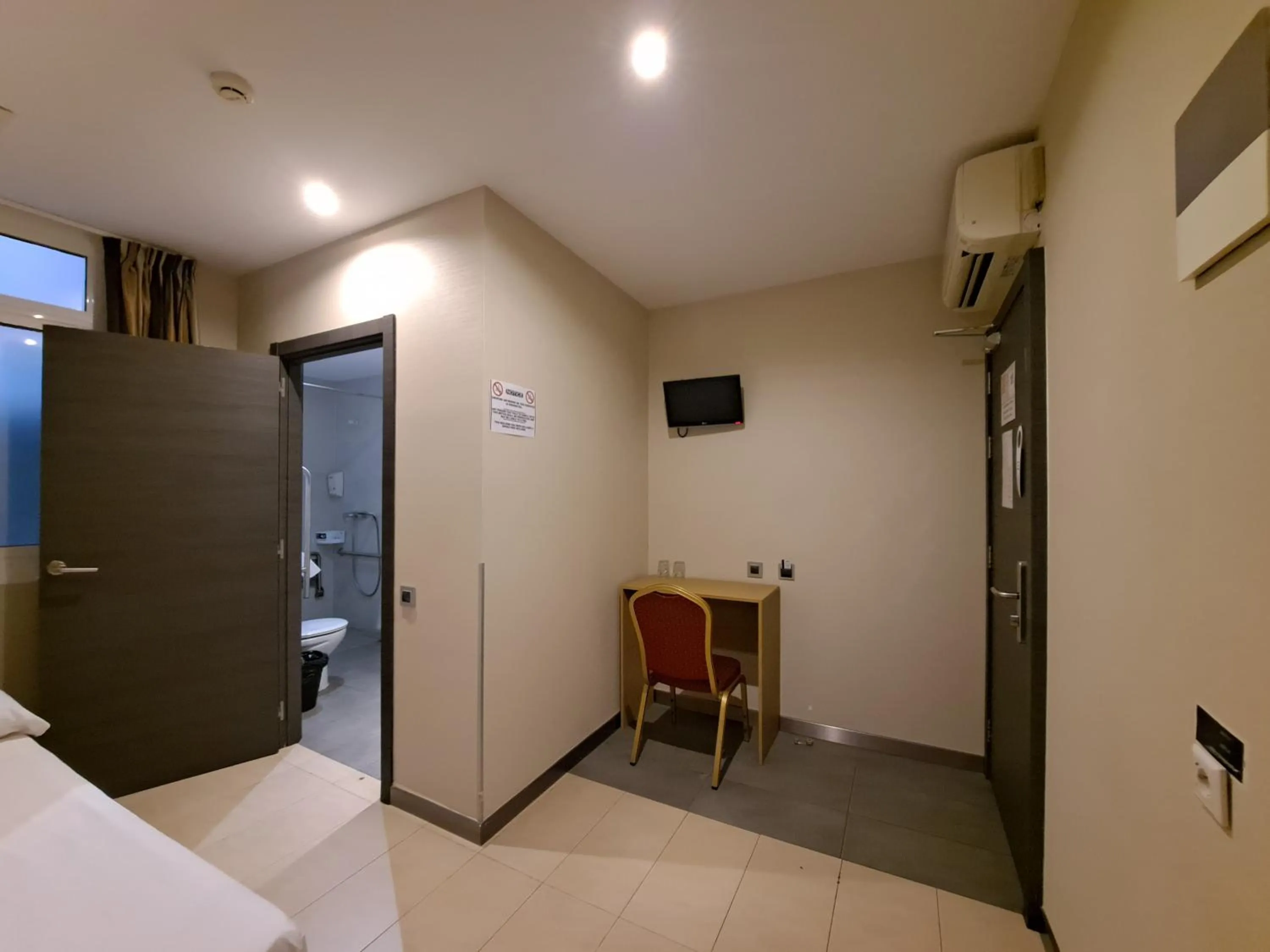 Photo of the whole room, Bed in Hostal Las Flores Ramblas