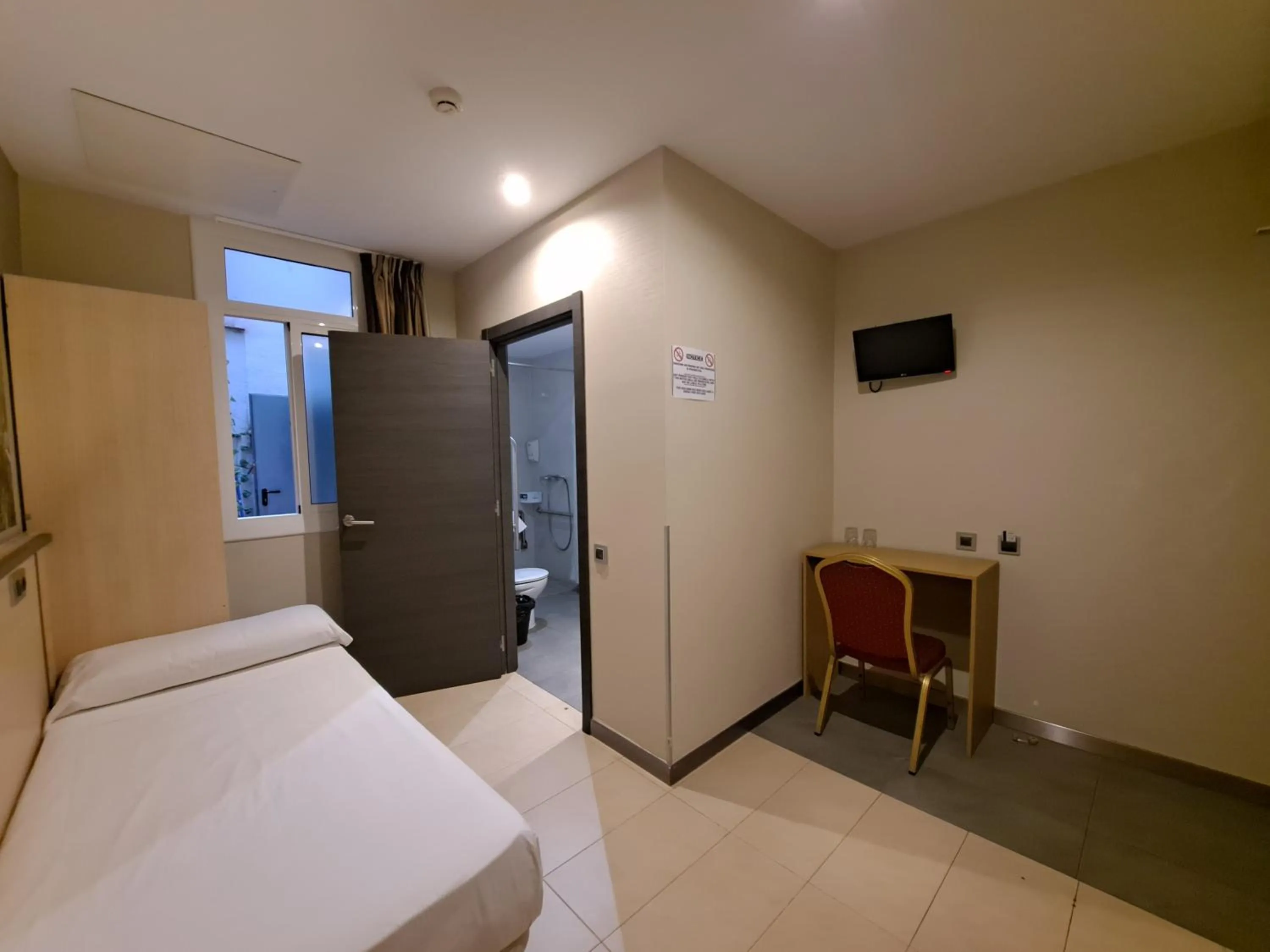 Bedroom, Bed in Hostal Las Flores Ramblas