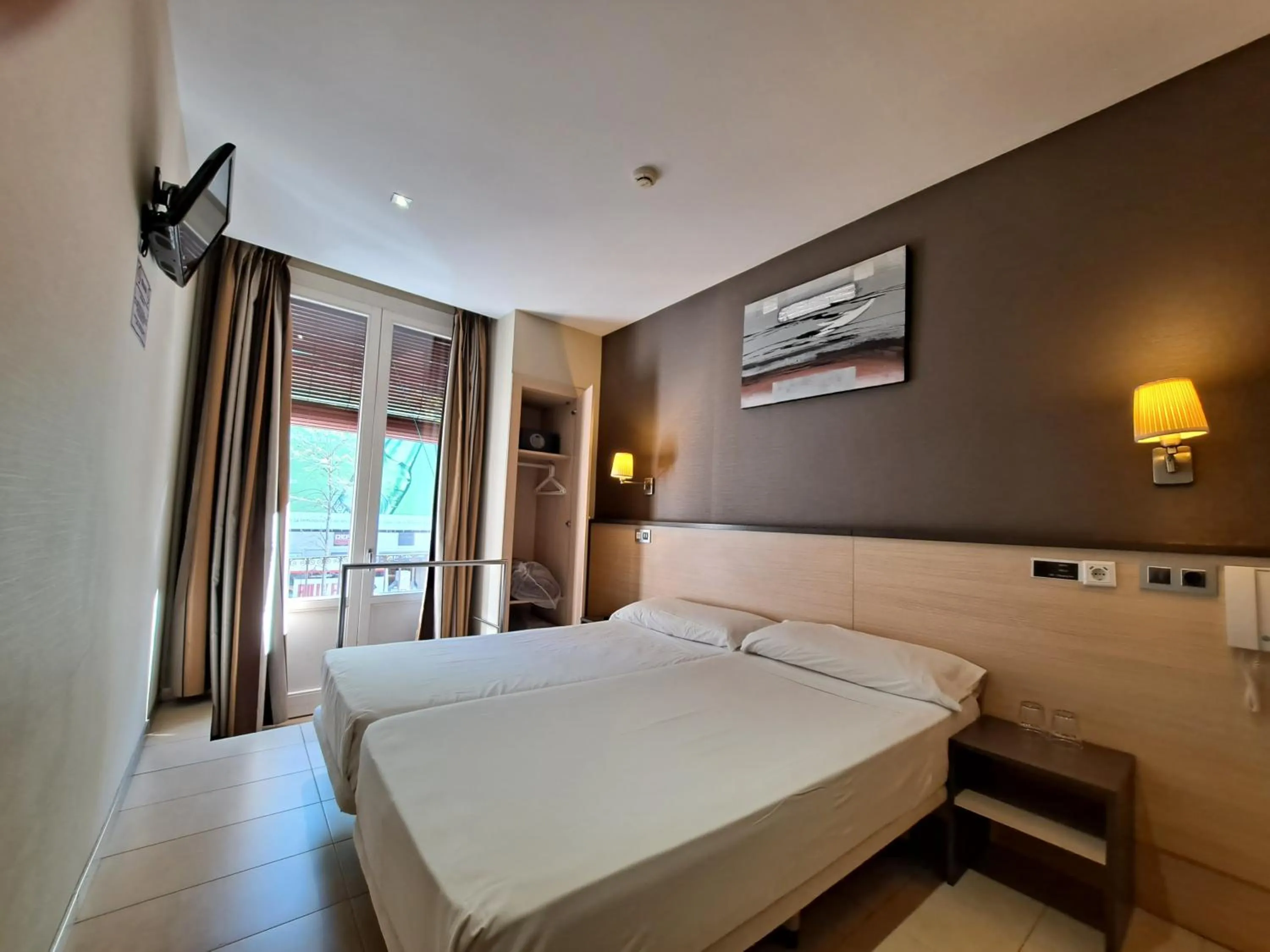 Photo of the whole room, Bed in Hostal Las Flores Ramblas