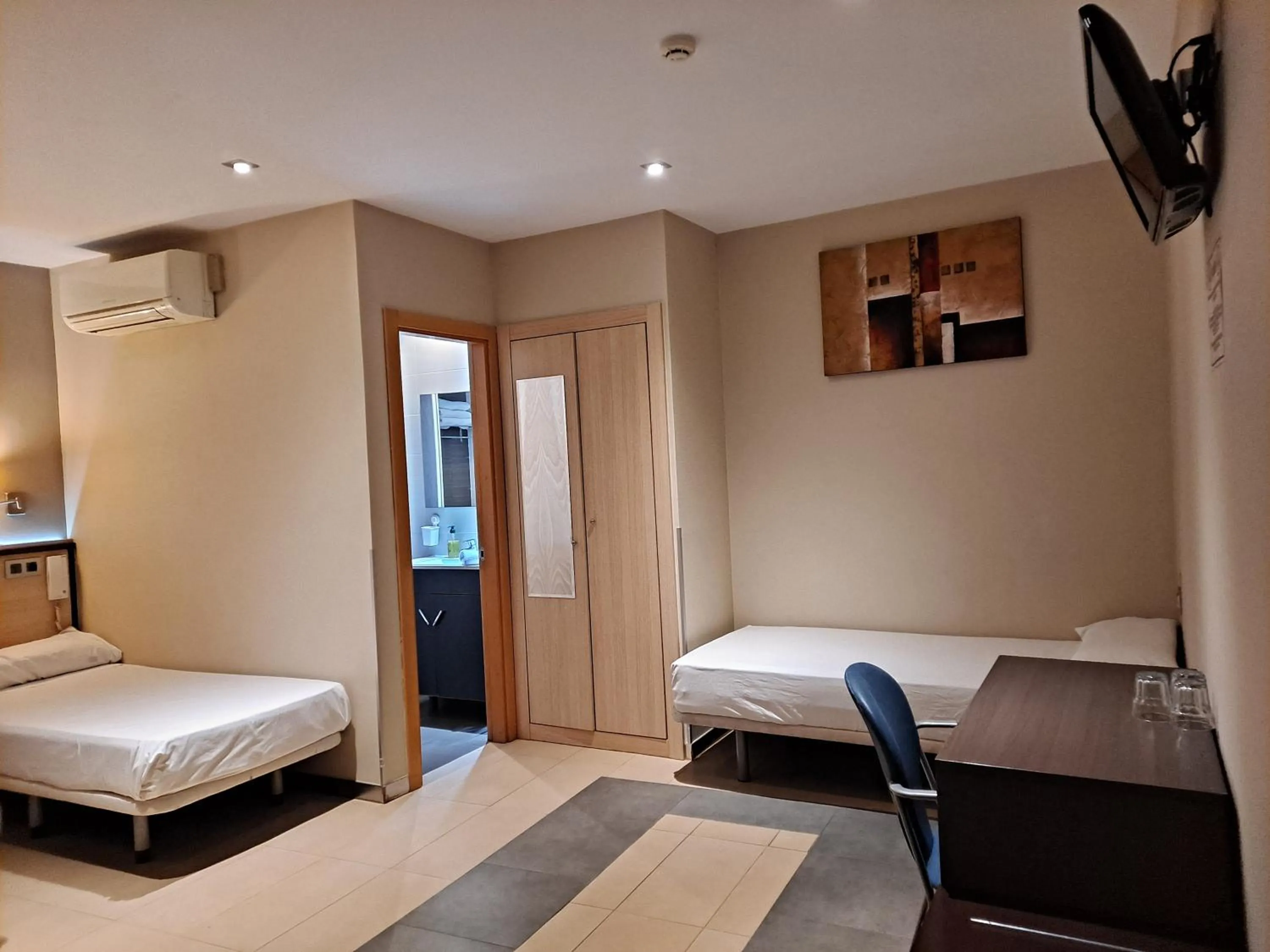 Photo of the whole room, Bed in Hostal Las Flores Ramblas