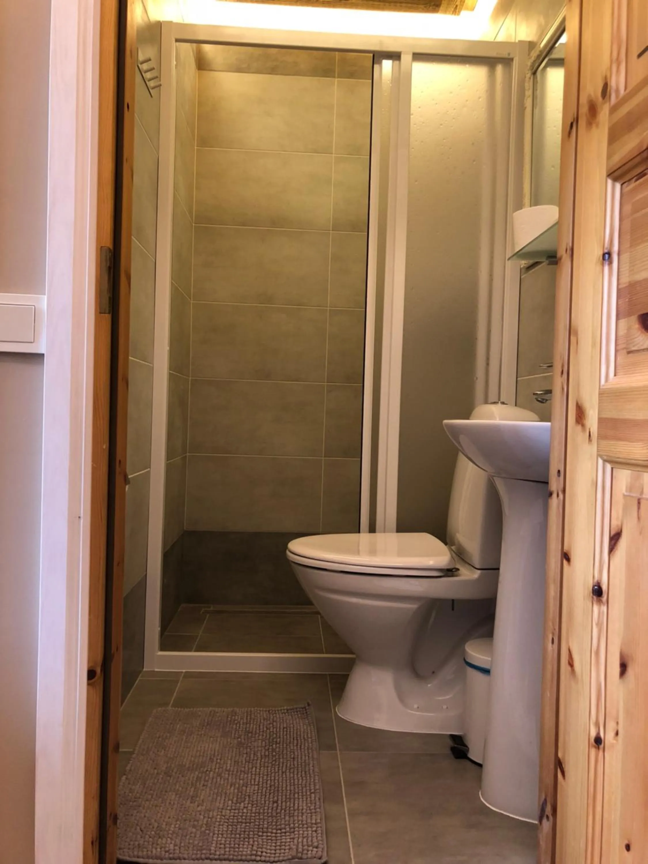 Shower in Veeriku Villa