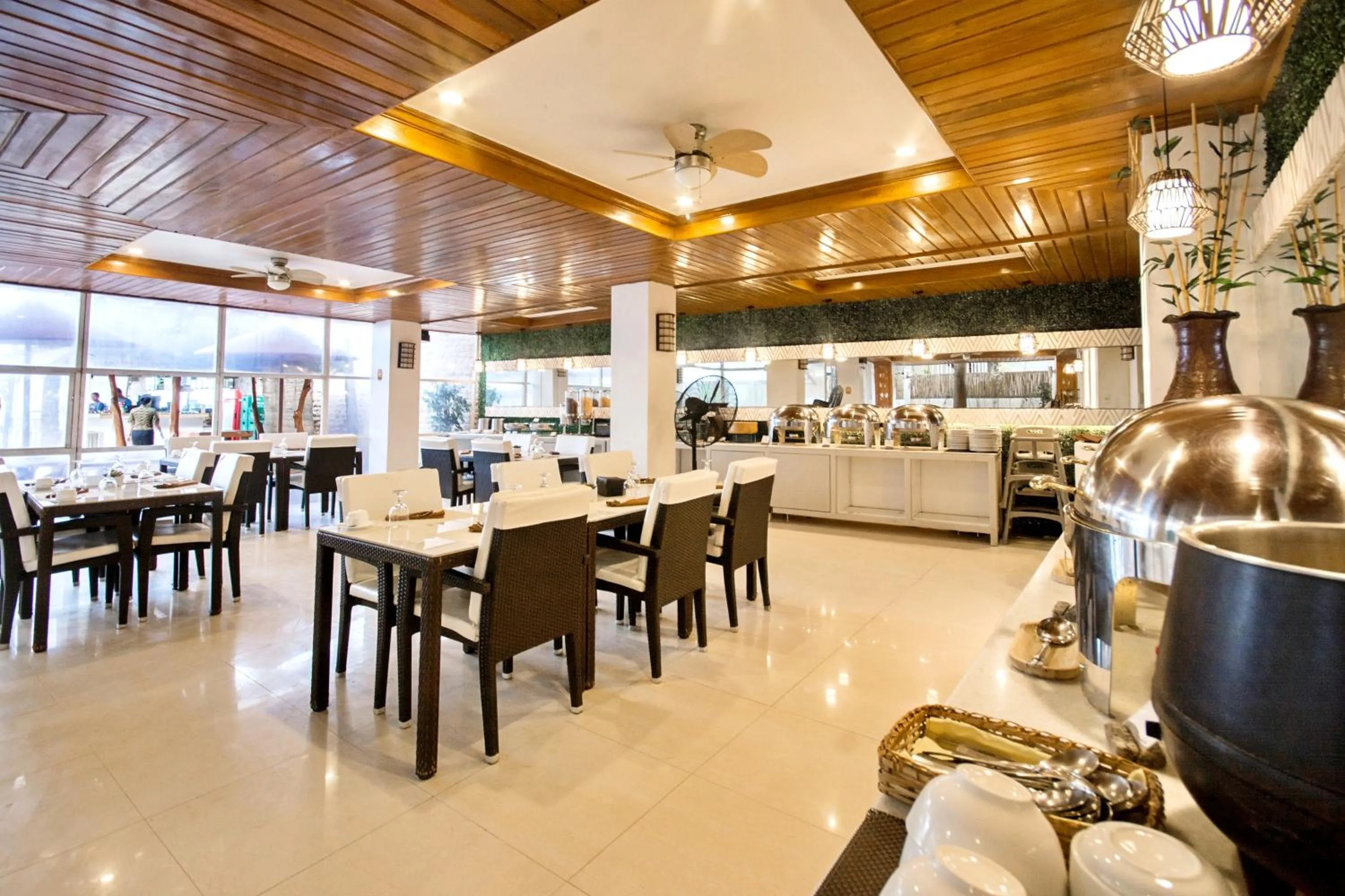 Restaurant/places to eat in Sur Beach Resort Boracay