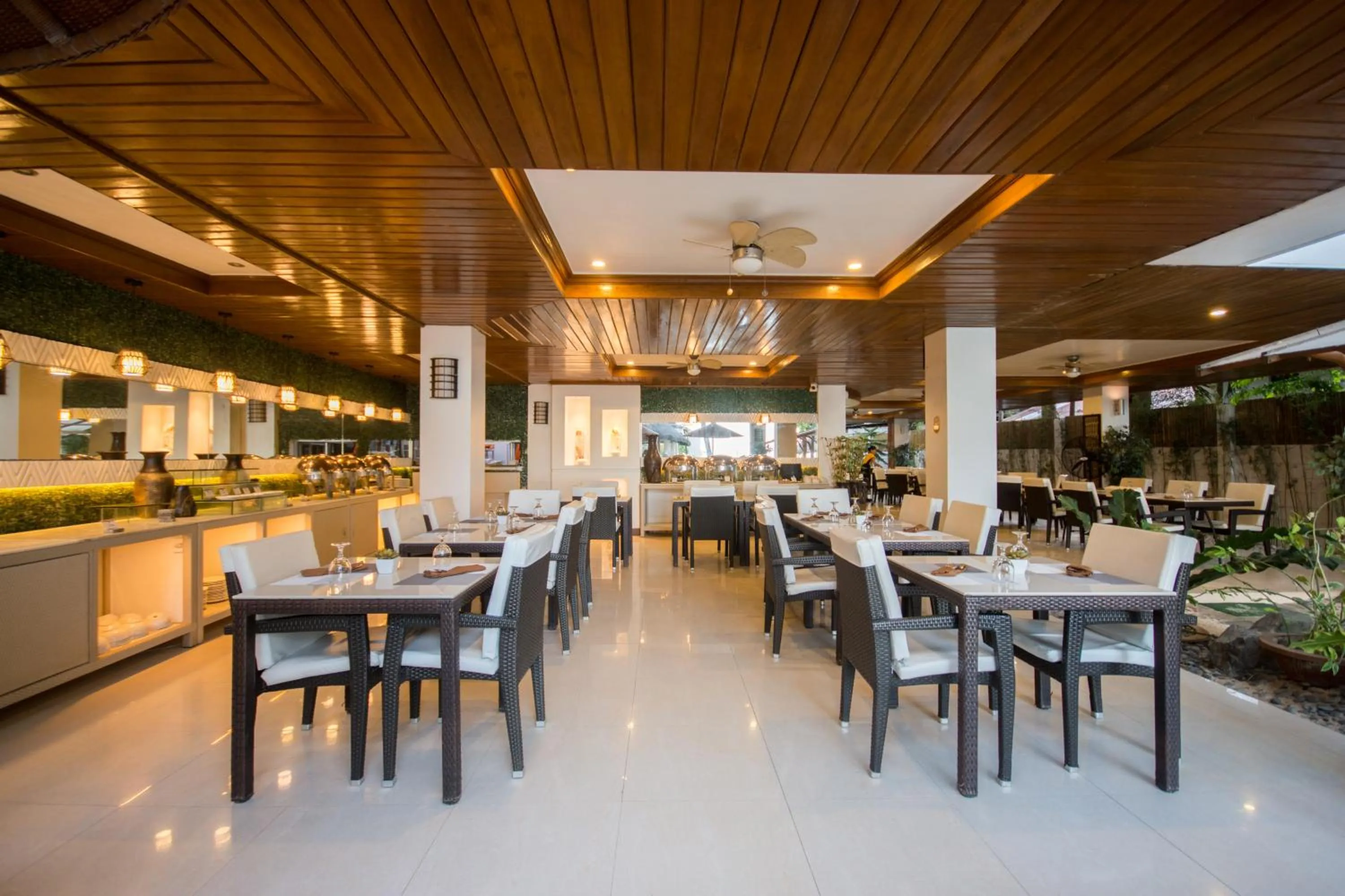 Restaurant/places to eat in Sur Beach Resort Boracay