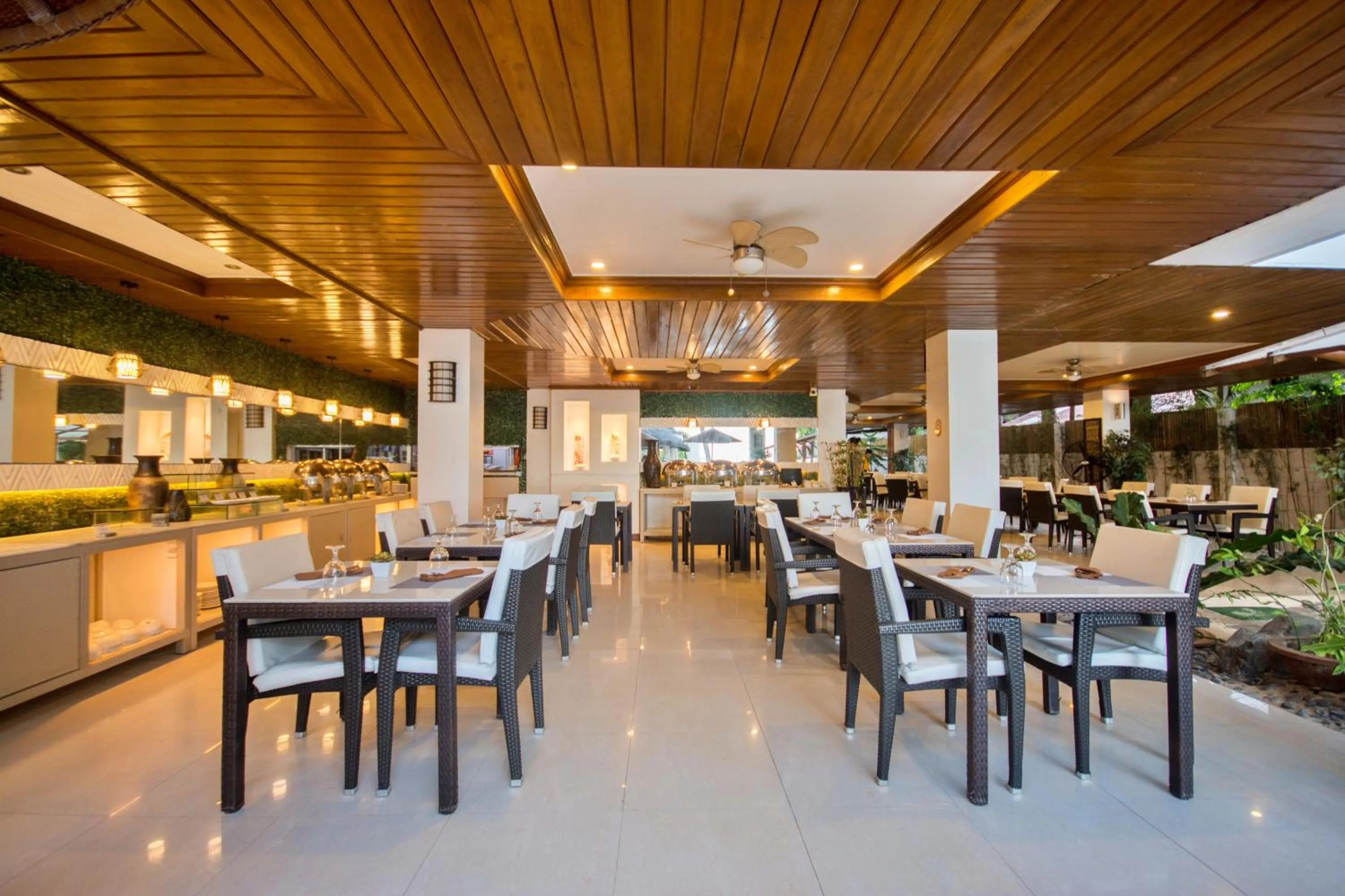 Restaurant/places to eat in Sur Beach Resort Boracay