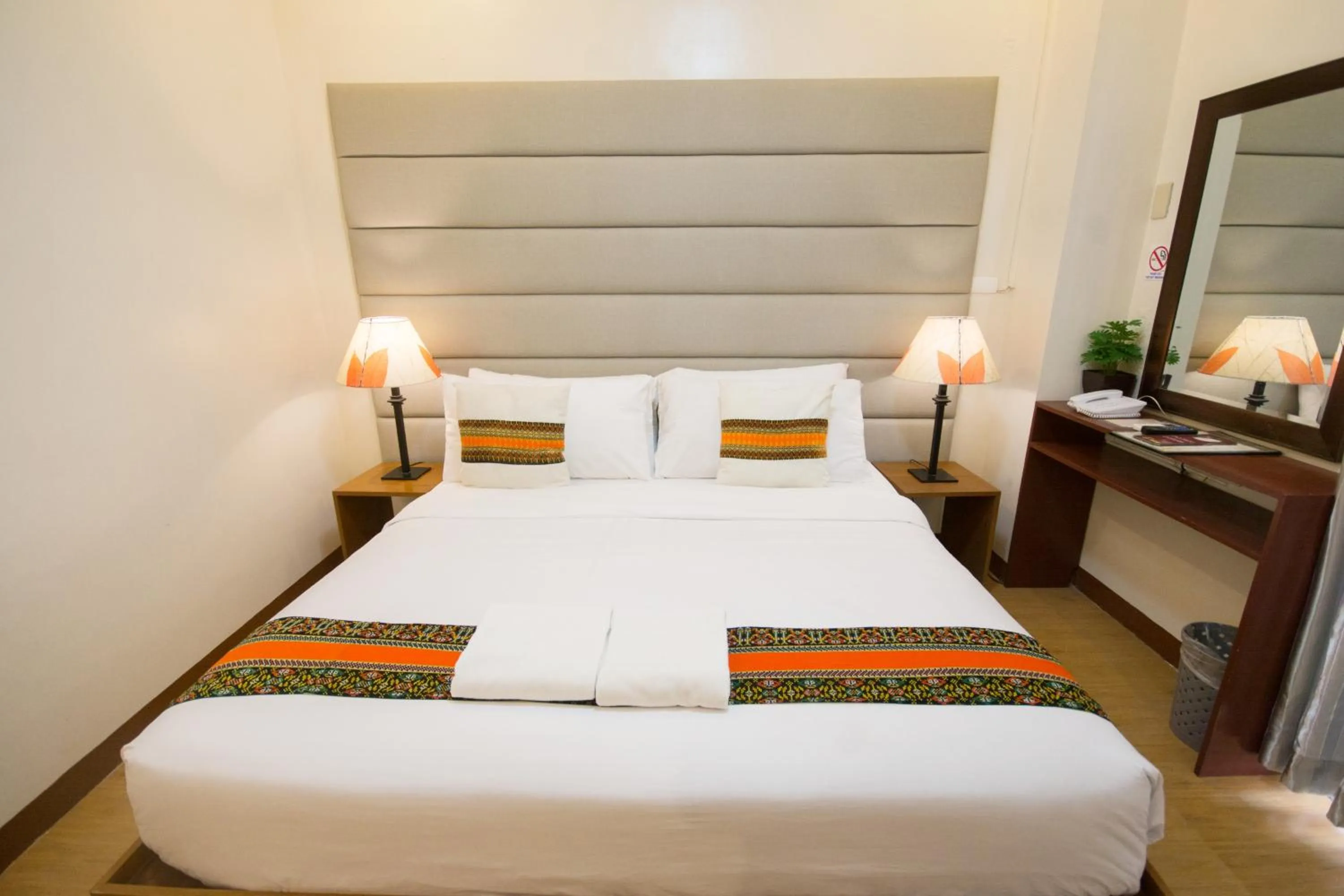 Bed in Sur Beach Resort Boracay