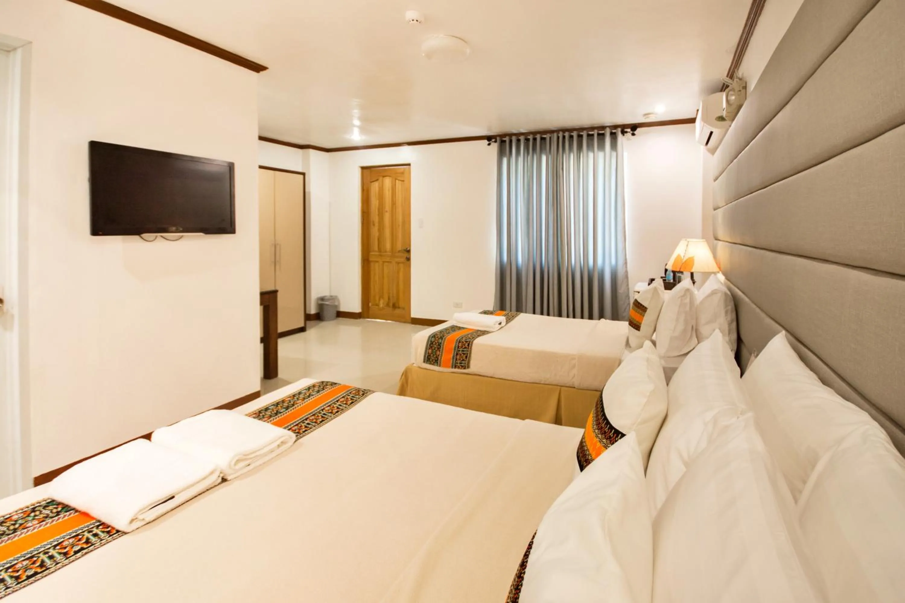 Bed in Sur Beach Resort Boracay