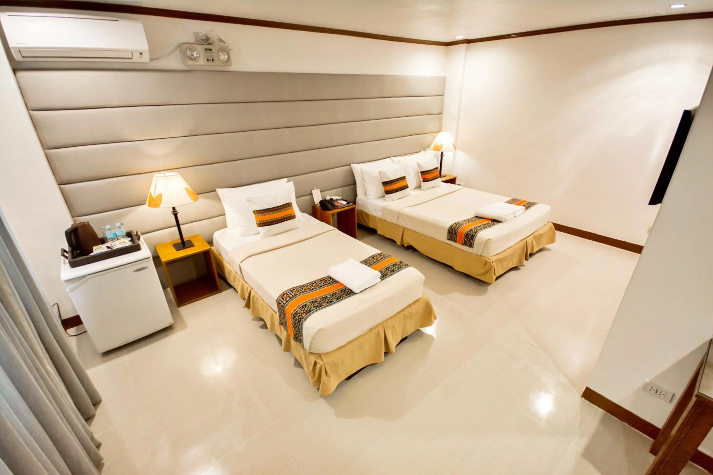 Bed in Sur Beach Resort Boracay