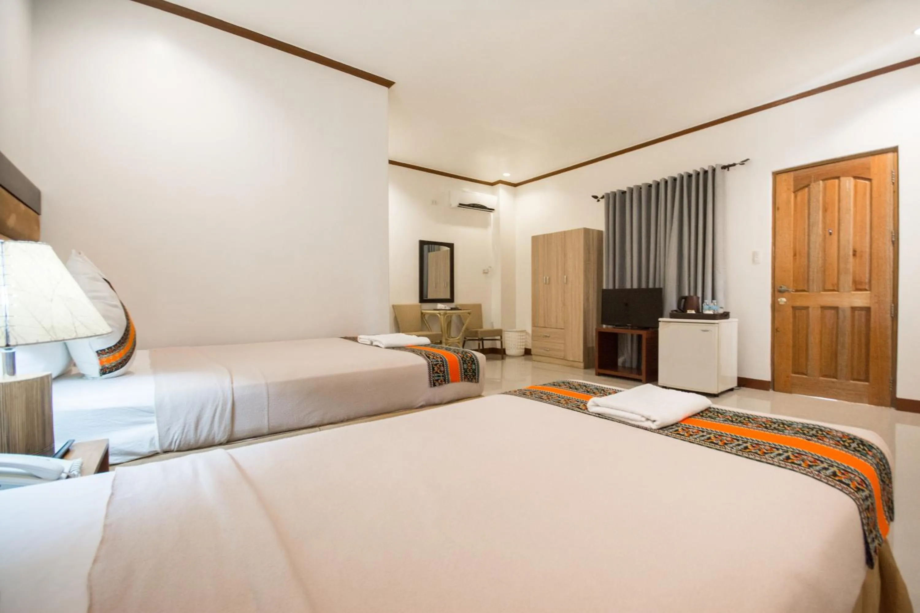 Photo of the whole room, Bed in Sur Beach Resort Boracay