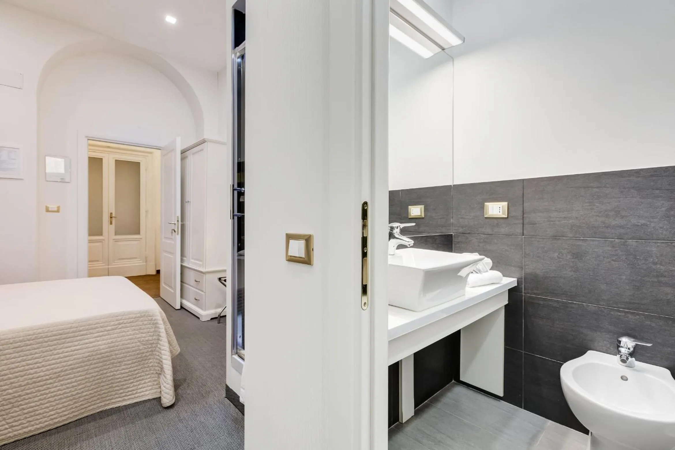 Photo of the whole room, Bed in Affreschi Su Roma Luxury B&B