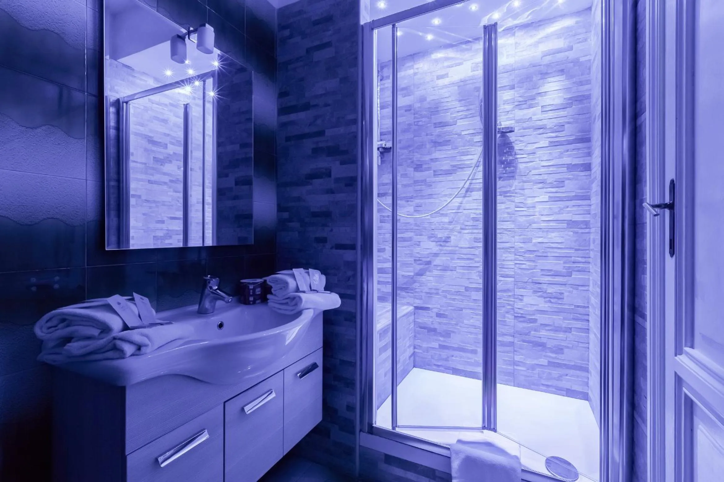 Shower in Affreschi Su Roma Luxury B&B