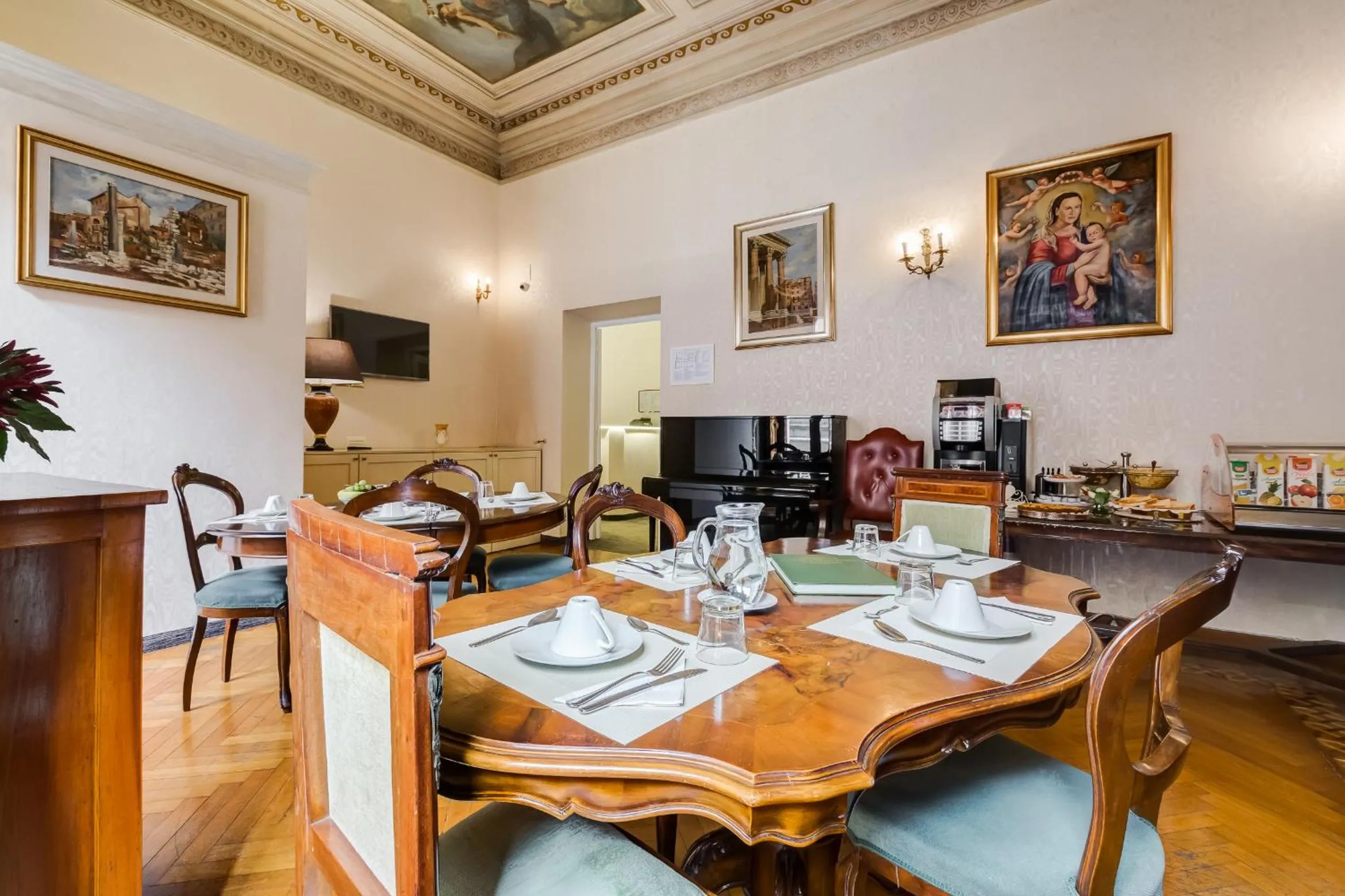 Decorative detail in Affreschi Su Roma Luxury B&B