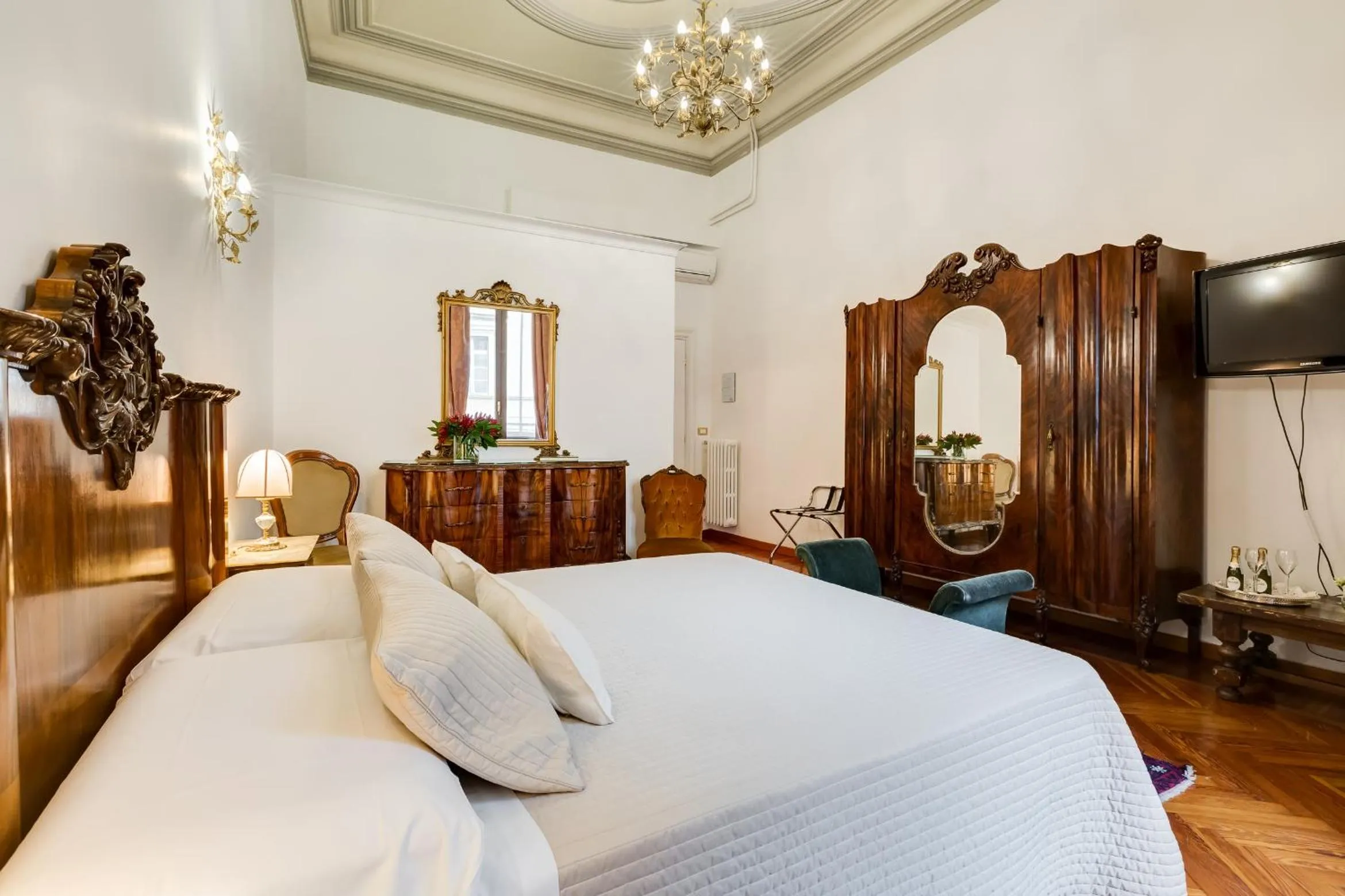 Photo of the whole room, Bed in Affreschi Su Roma Luxury B&B