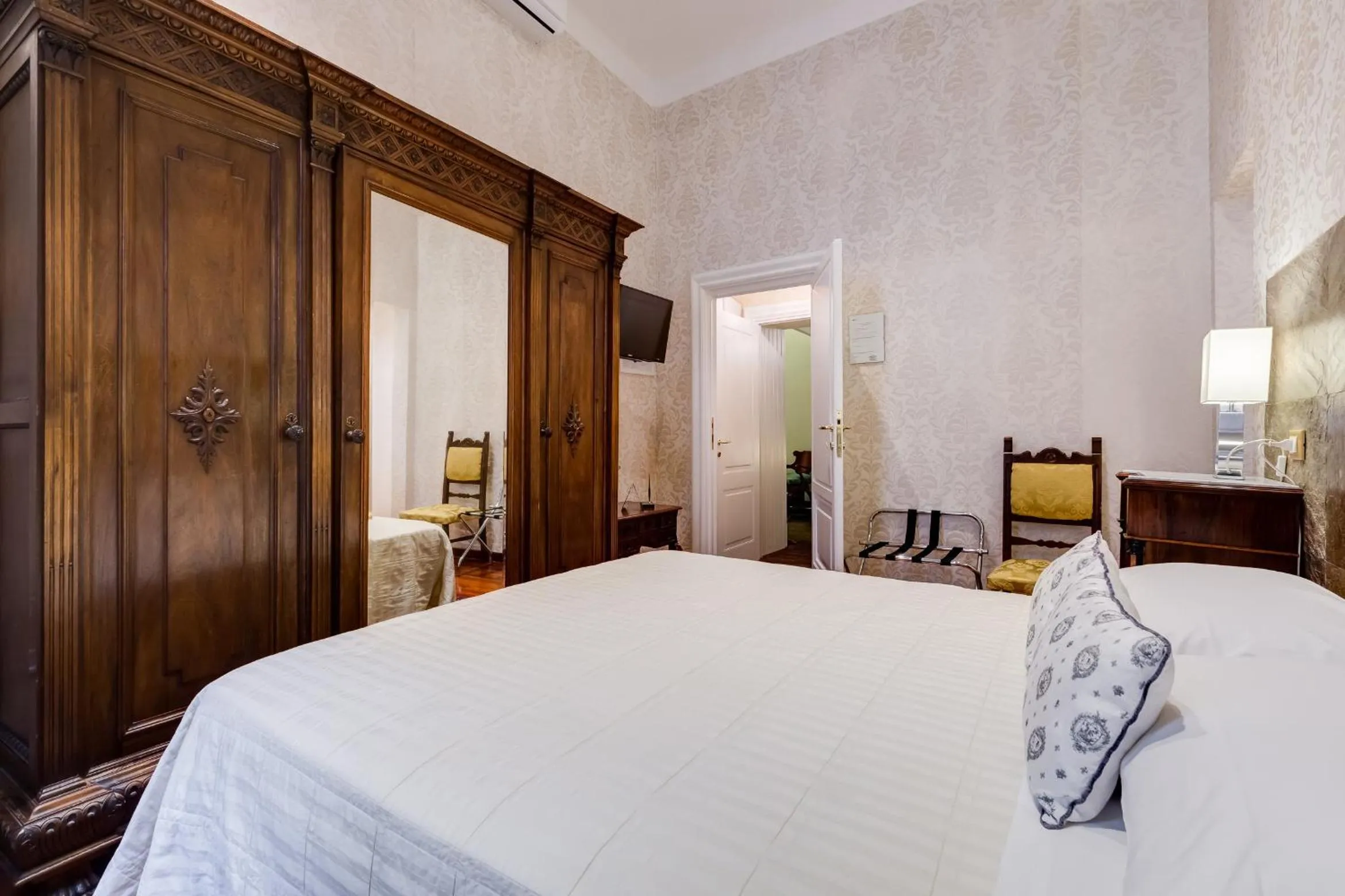 Photo of the whole room, Bed in Affreschi Su Roma Luxury B&B