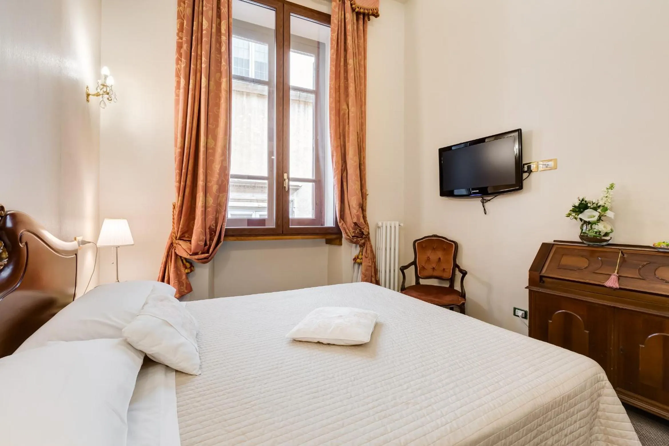 Photo of the whole room, Bed in Affreschi Su Roma Luxury B&B