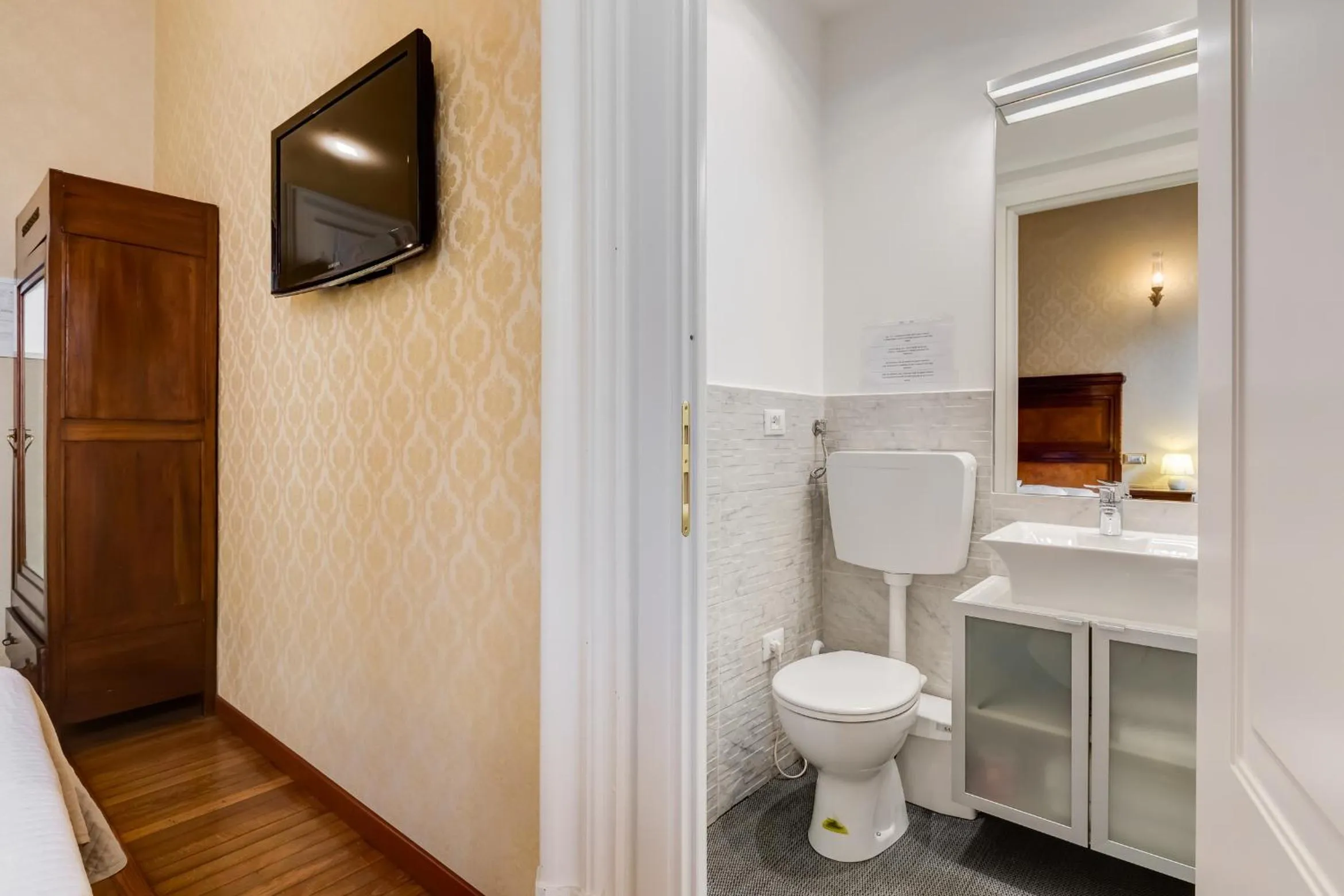 Bathroom in Affreschi Su Roma Luxury B&B