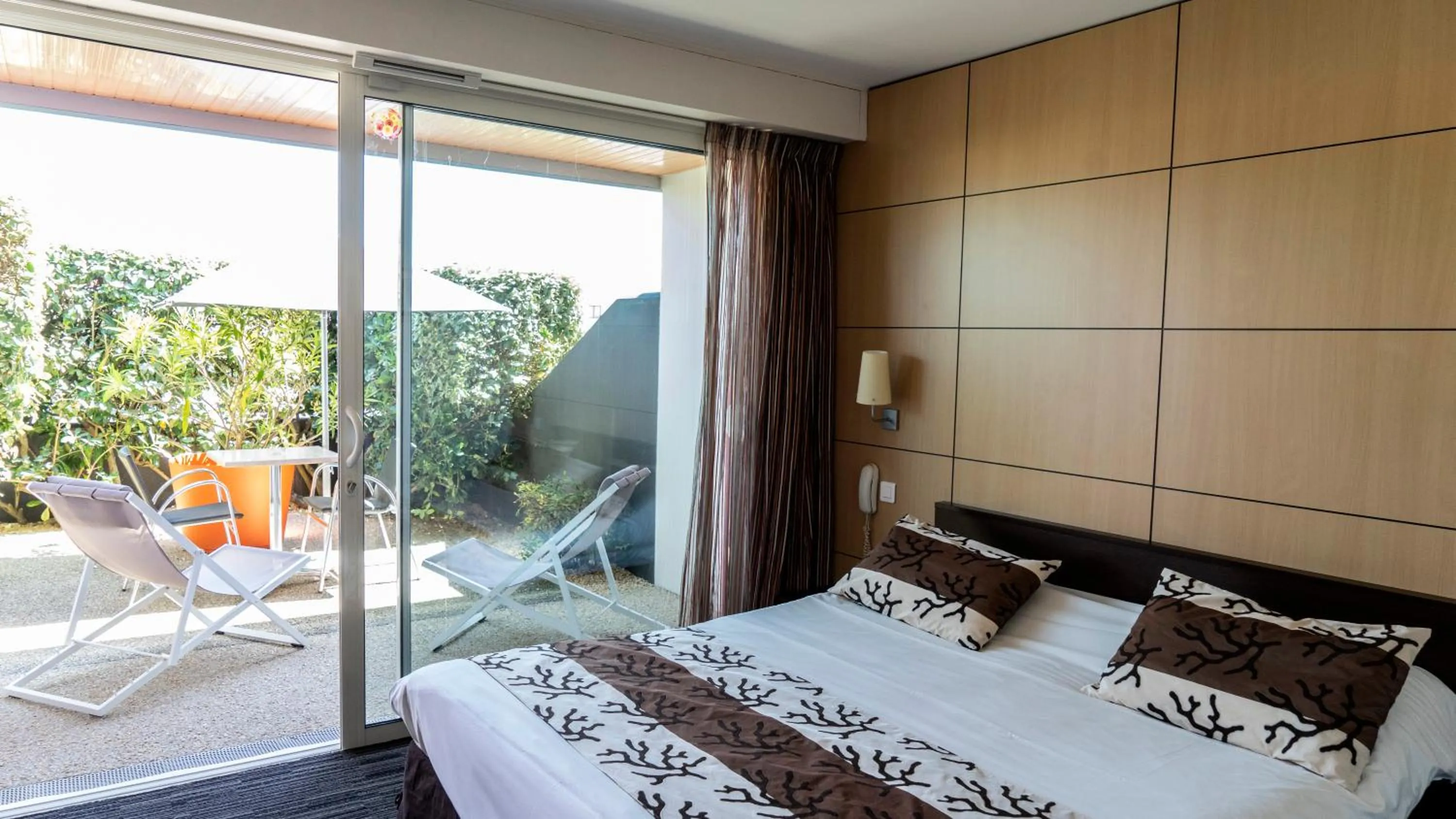 Bedroom, Bed in Logis Hôtellerie Les Brisants , Restaurant J M Perochon