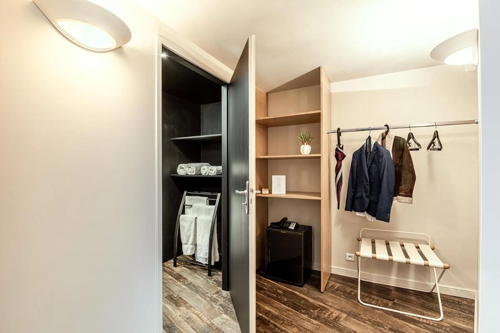 towels in Logis Hôtellerie Les Brisants , Restaurant J M Perochon