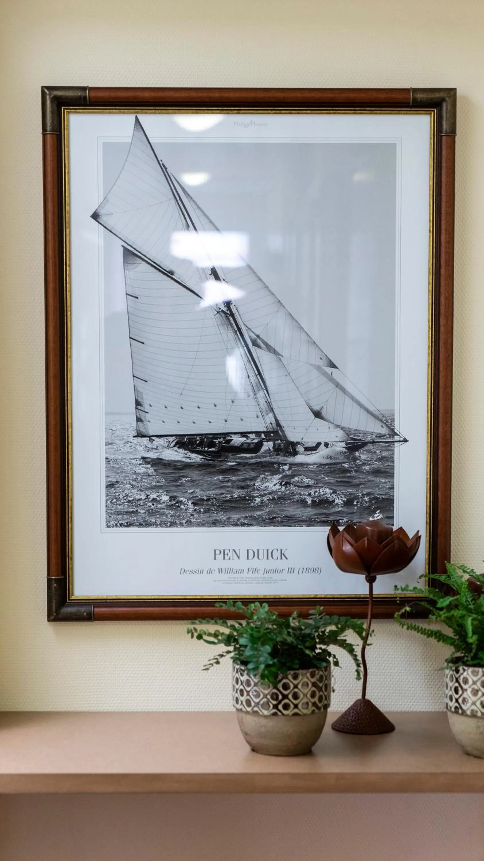 Decorative detail in Logis Hôtellerie Les Brisants , Restaurant J M Perochon