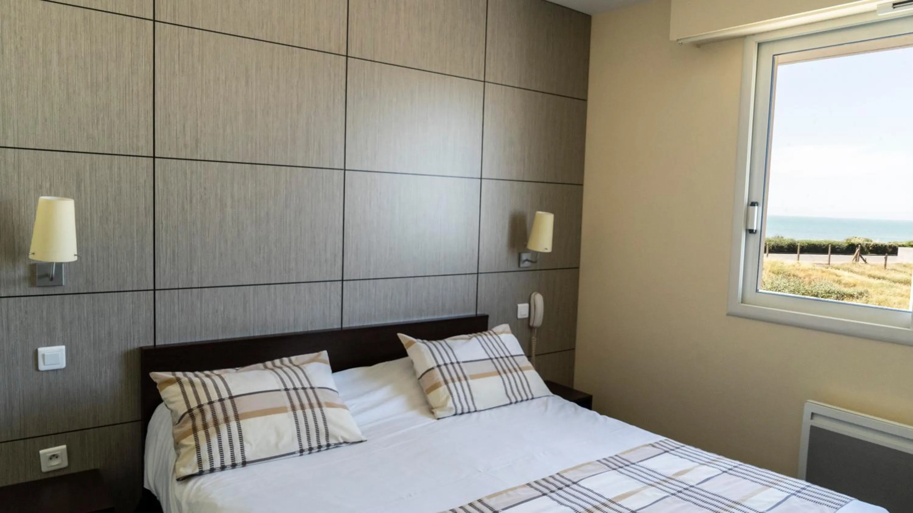 Bed in Logis Hôtellerie Les Brisants , Restaurant J M Perochon